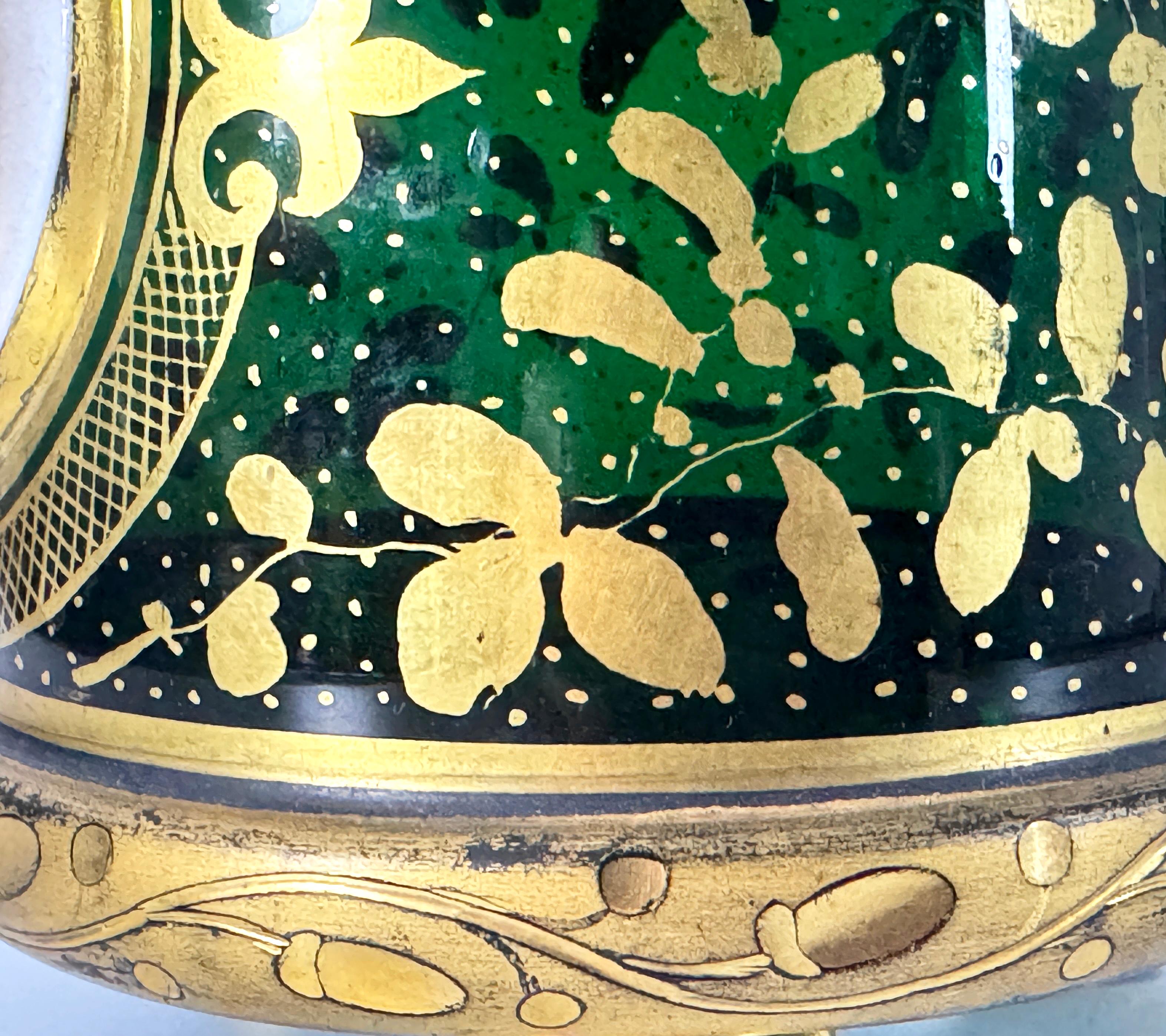Vaso in vetro verde decorato con doratura del XIX secolo con medaglione a forma di ritratto in vendita 1