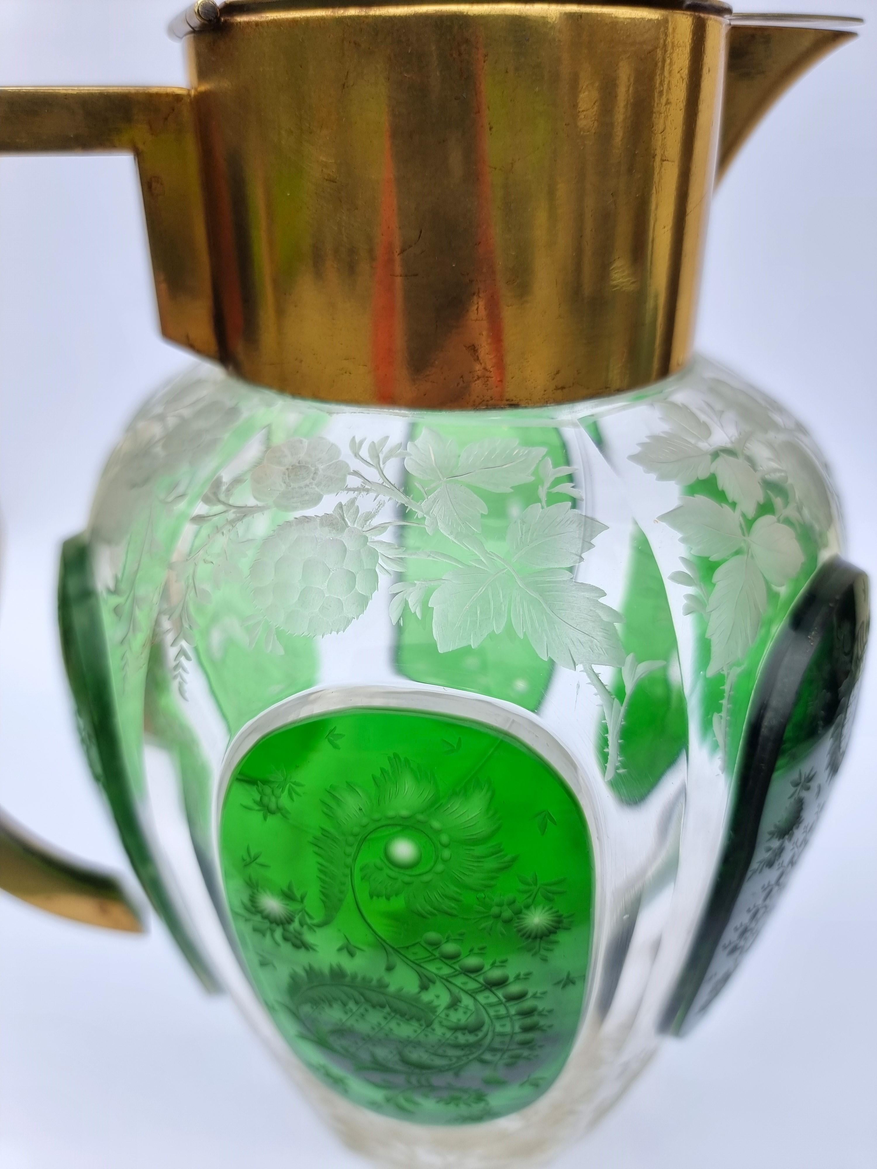 Böhmische Klarglasvase aus dem 19. Jahrhundert, überzogen mit grünen Glasplatten, umrahmt, um 1890 im Angebot 6