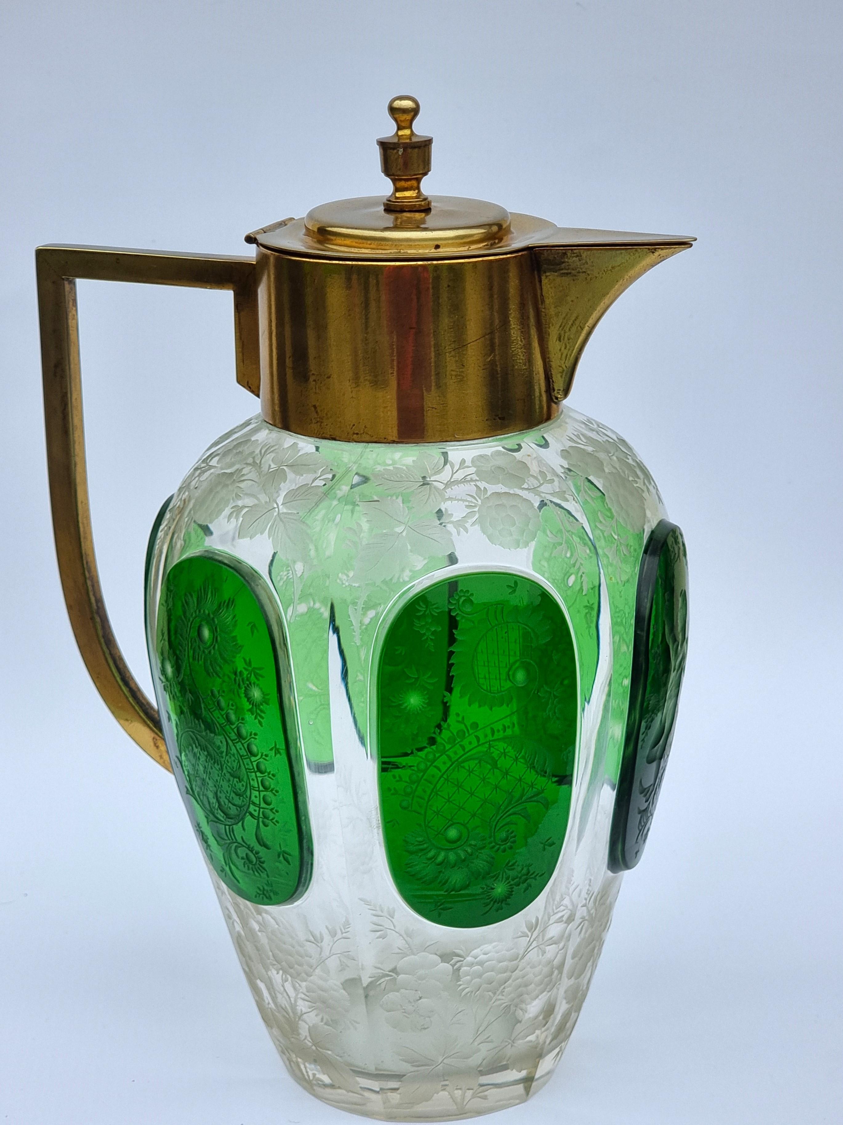 Böhmische Klarglasvase aus dem 19. Jahrhundert, überzogen mit grünen Glasplatten, umrahmt, um 1890 im Zustand „Gut“ im Angebot in Central England, GB