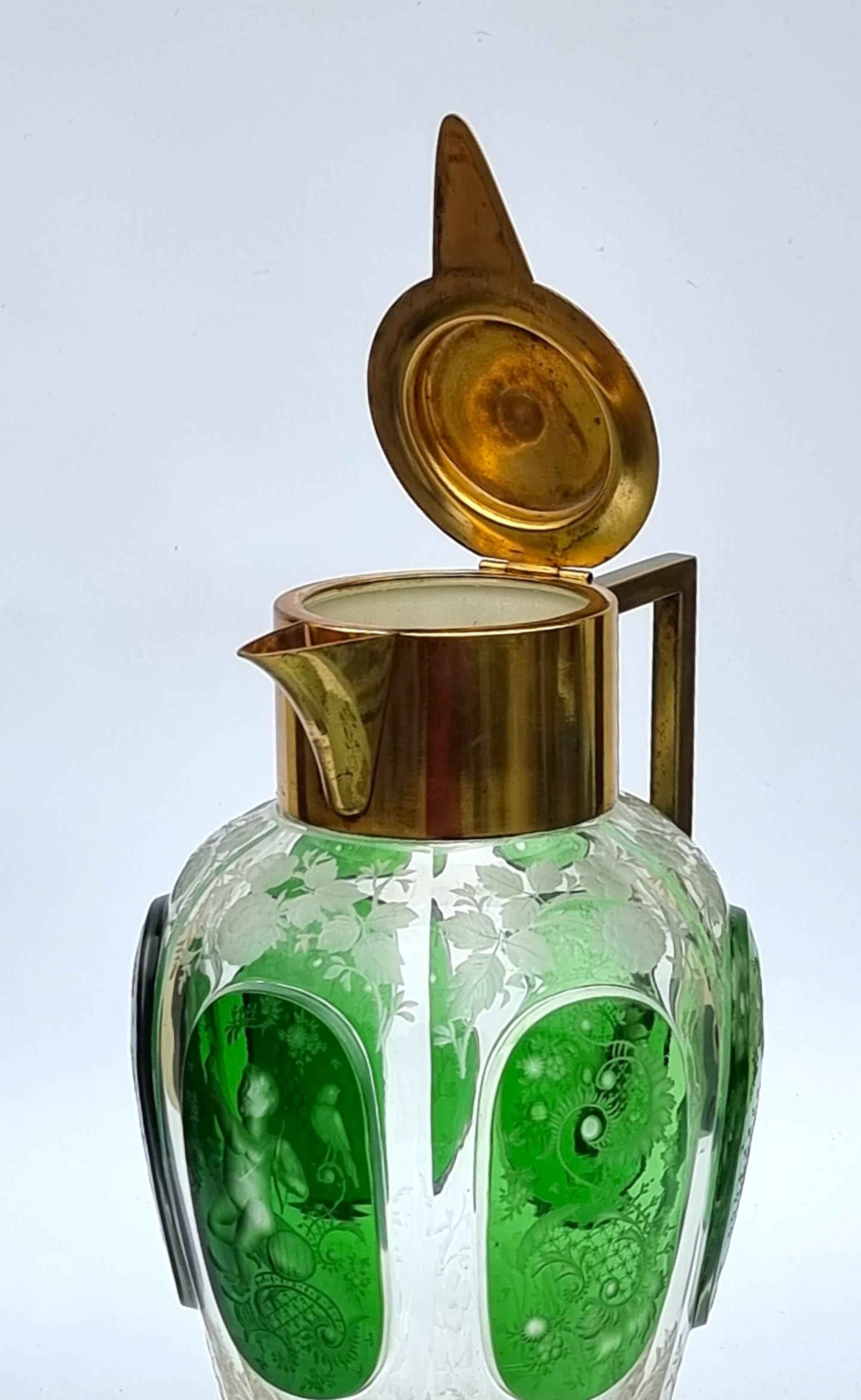 Böhmische Klarglasvase aus dem 19. Jahrhundert, überzogen mit grünen Glasplatten, umrahmt, um 1890 (Geschliffenes Glas) im Angebot
