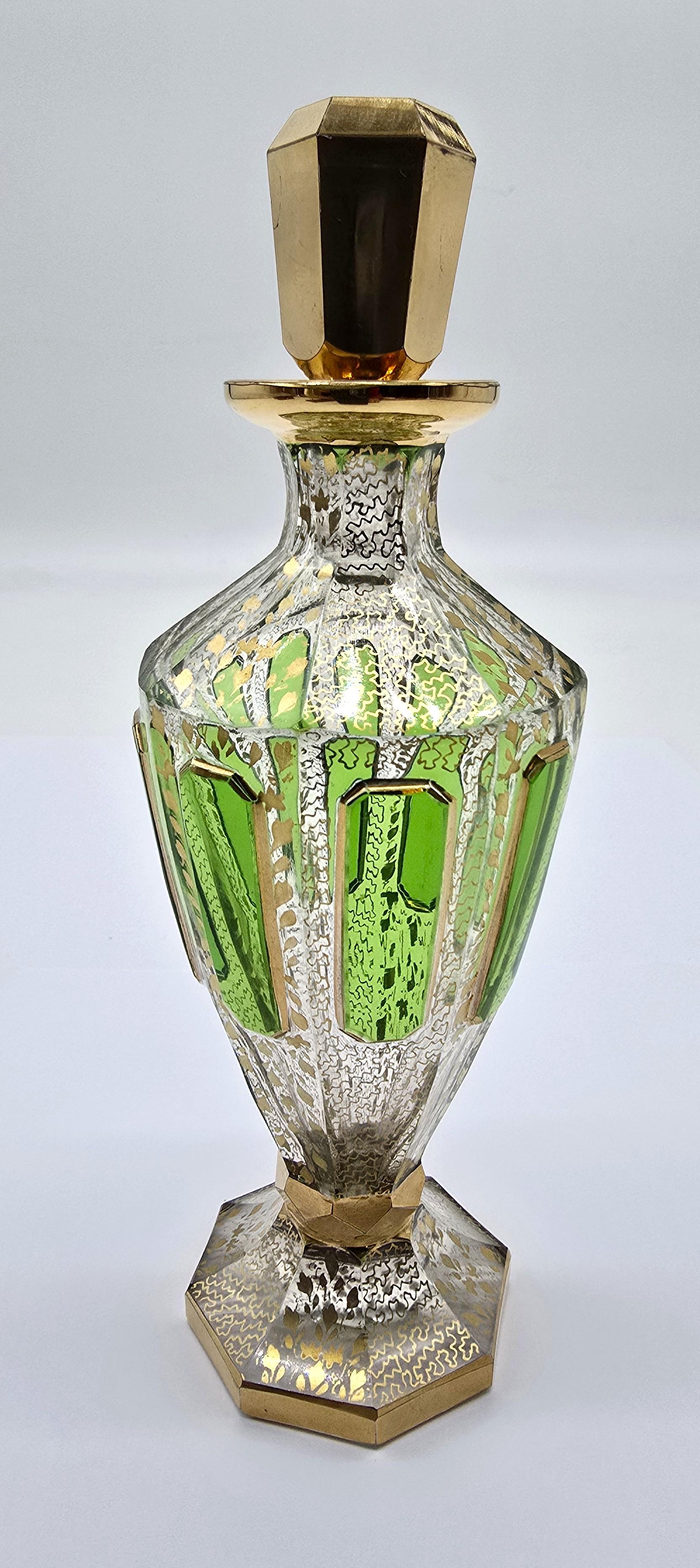 Bottiglia per profumo in vetro di Boemia del XIX secolo con sovrapposizione di vetro verde, circa 1890 in vendita 3