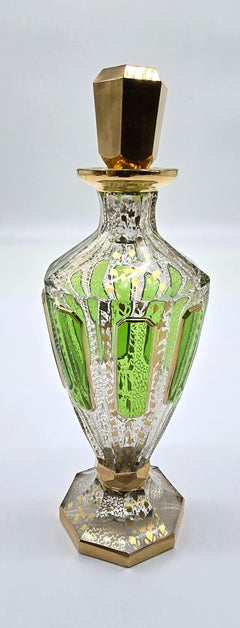 Flacon de parfum en verre de Bohême du 19e siècle recouvert de verre vert, vers 1890