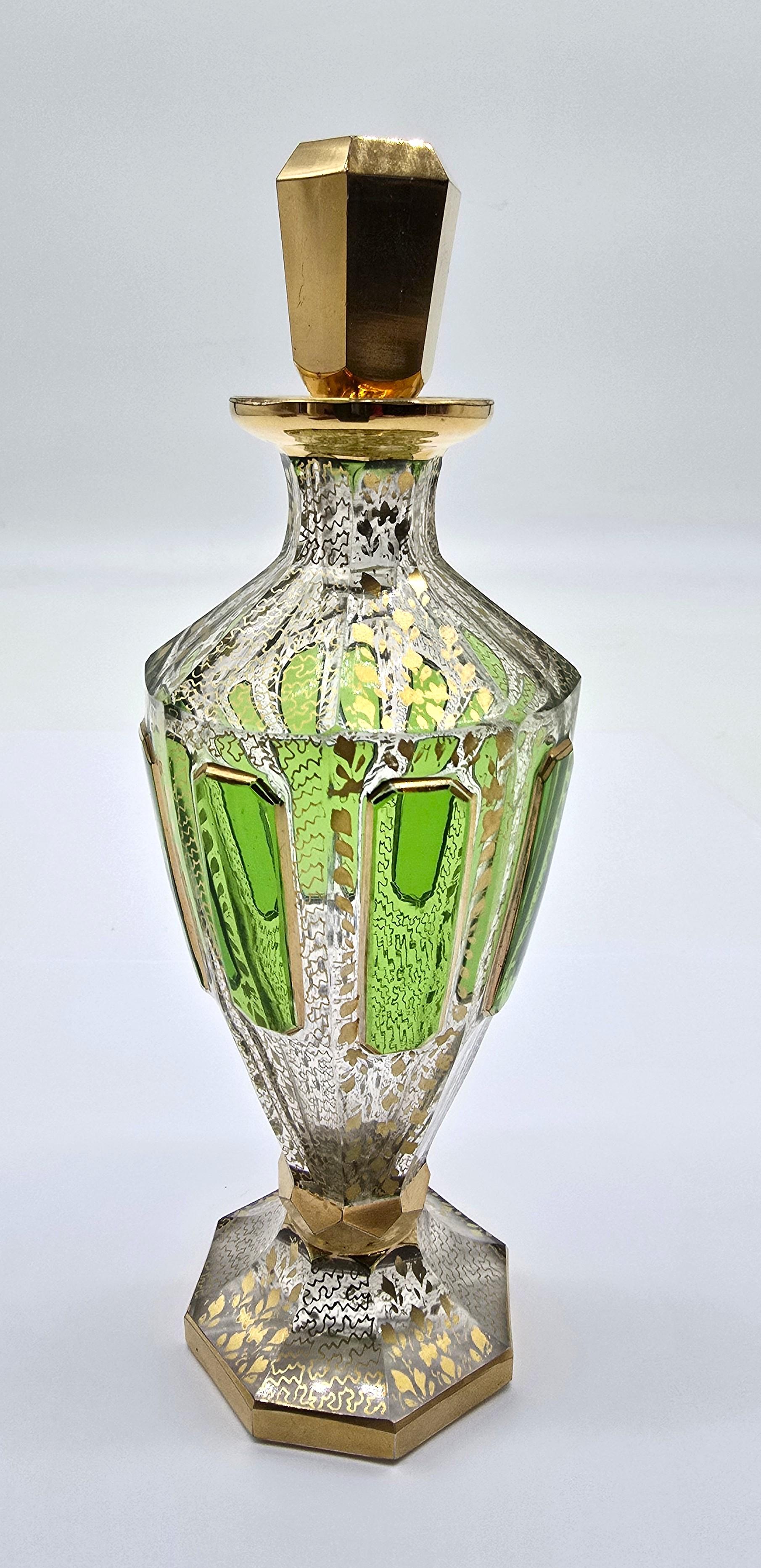 Altro Bottiglia per profumo in vetro di Boemia del XIX secolo con sovrapposizione di vetro verde, circa 1890 in vendita