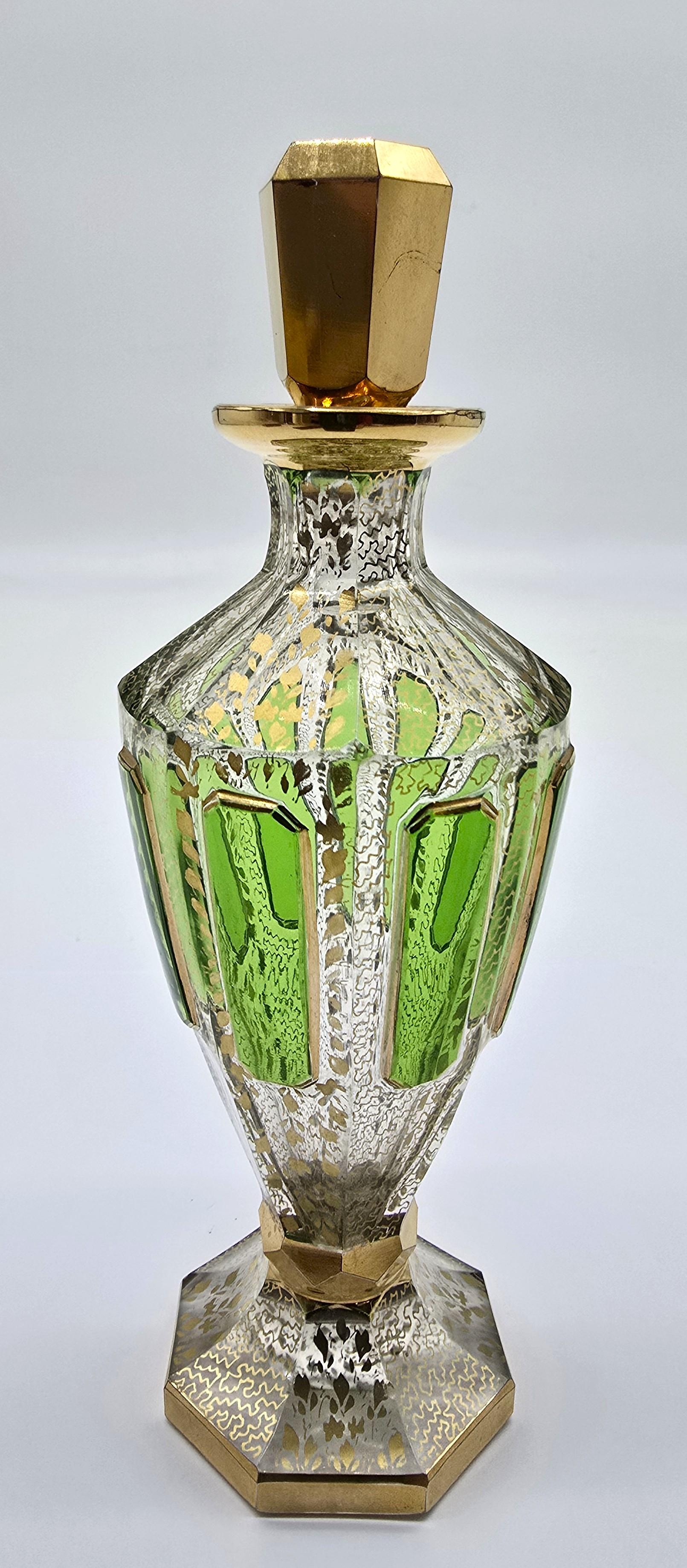 Ceco Bottiglia per profumo in vetro di Boemia del XIX secolo con sovrapposizione di vetro verde, circa 1890 in vendita