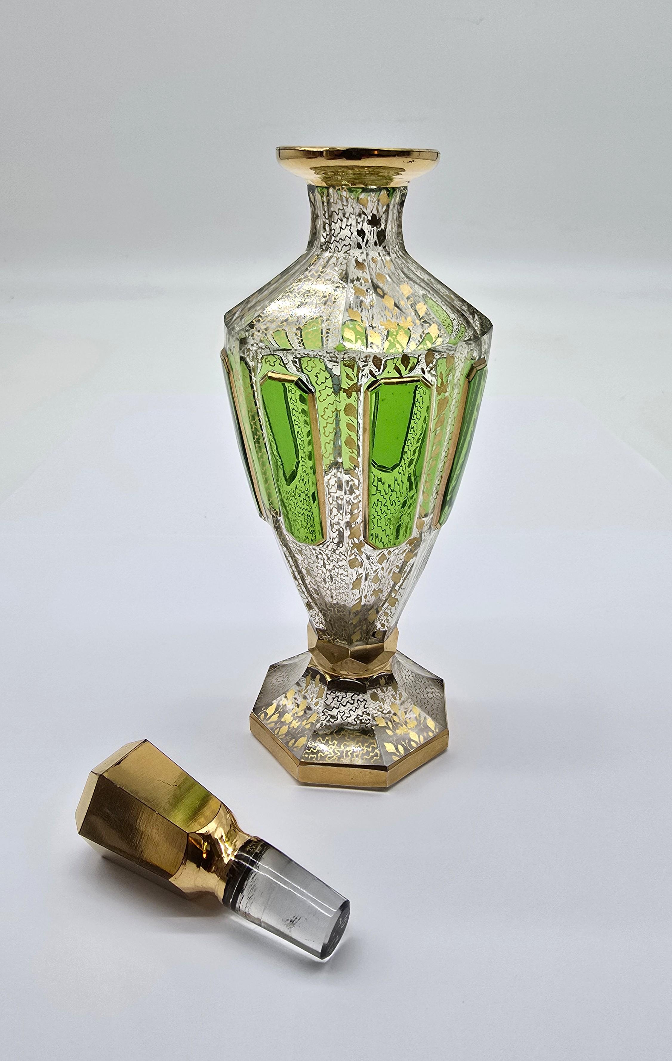Bottiglia per profumo in vetro di Boemia del XIX secolo con sovrapposizione di vetro verde, circa 1890 In condizioni buone in vendita a Central England, GB