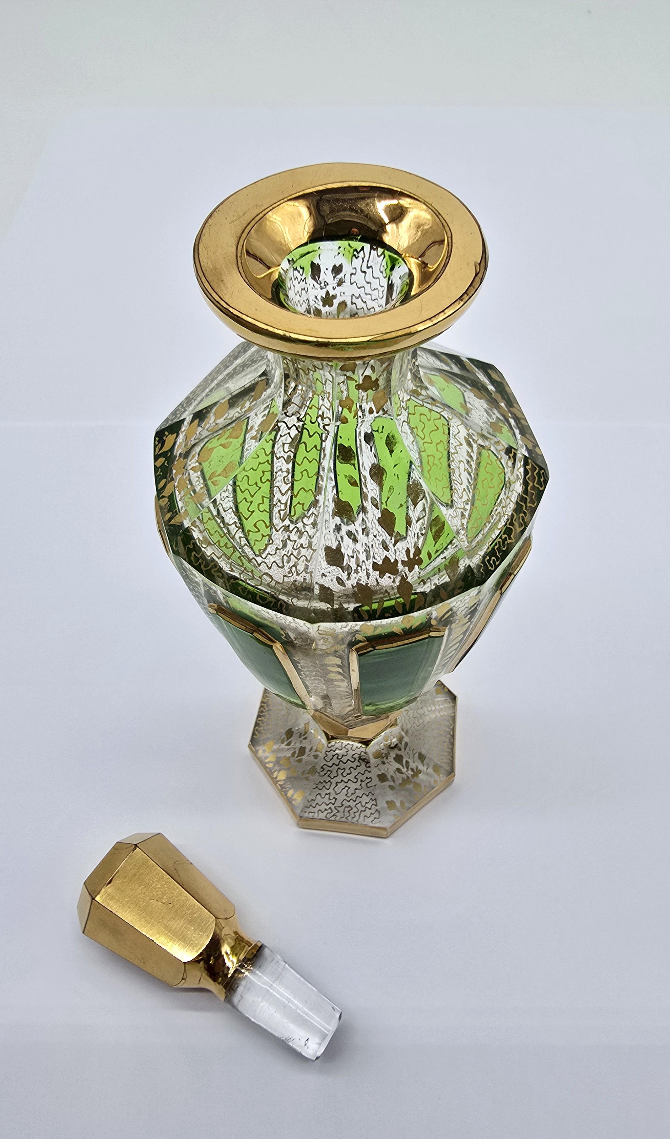 Vetro Bottiglia per profumo in vetro di Boemia del XIX secolo con sovrapposizione di vetro verde, circa 1890 in vendita