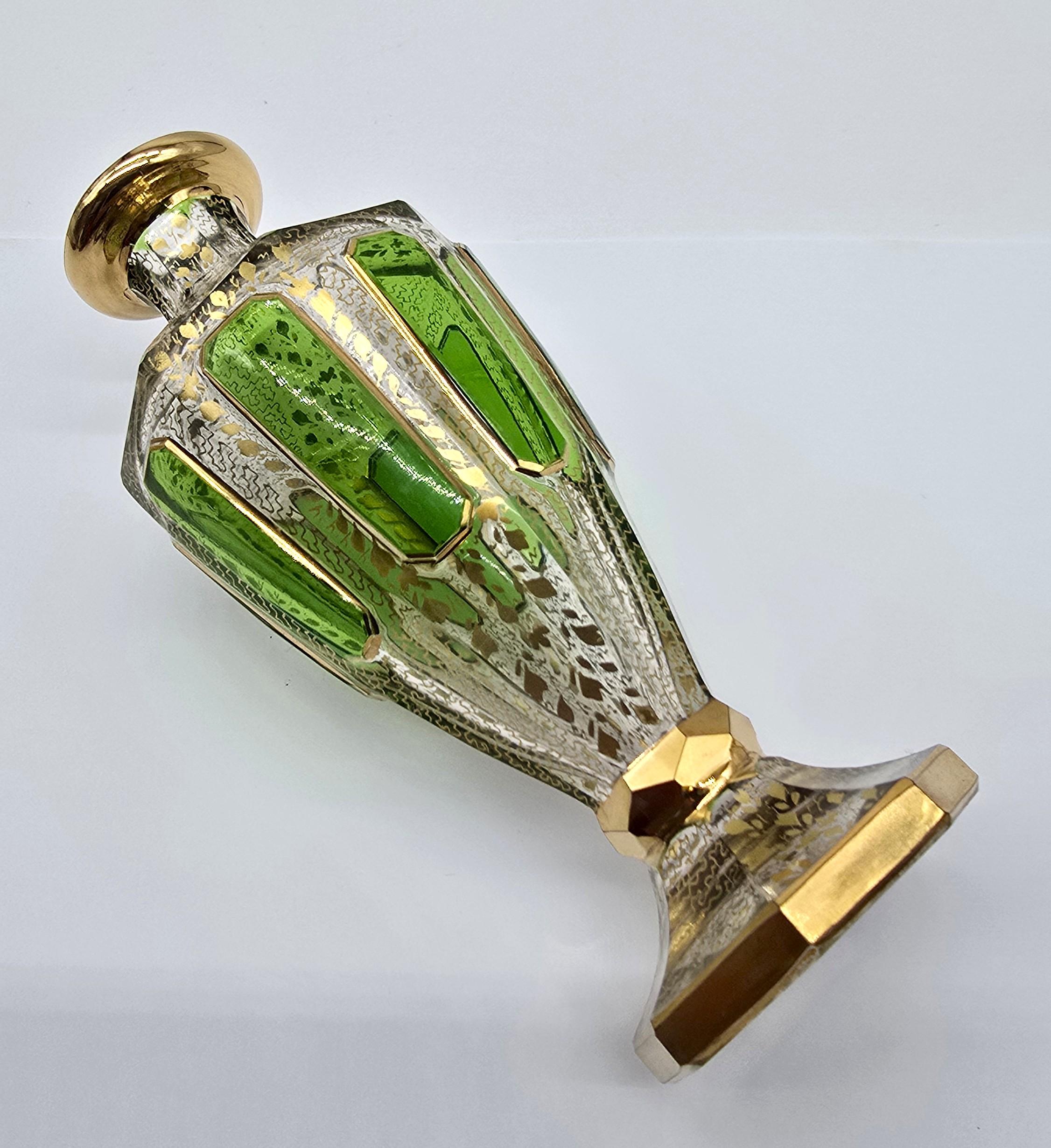Bottiglia per profumo in vetro di Boemia del XIX secolo con sovrapposizione di vetro verde, circa 1890 in vendita 1