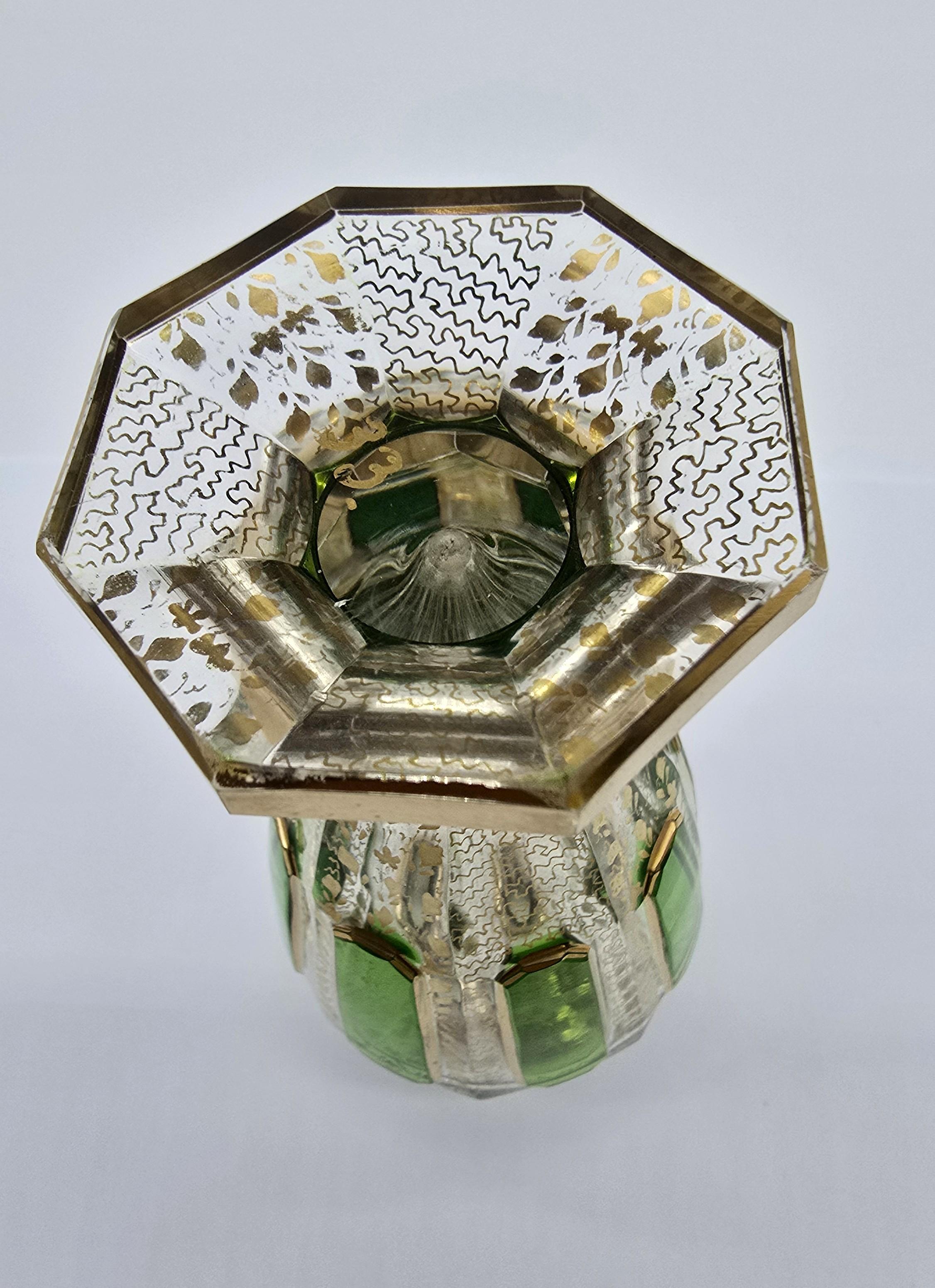 Bottiglia per profumo in vetro di Boemia del XIX secolo con sovrapposizione di vetro verde, circa 1890 in vendita 2