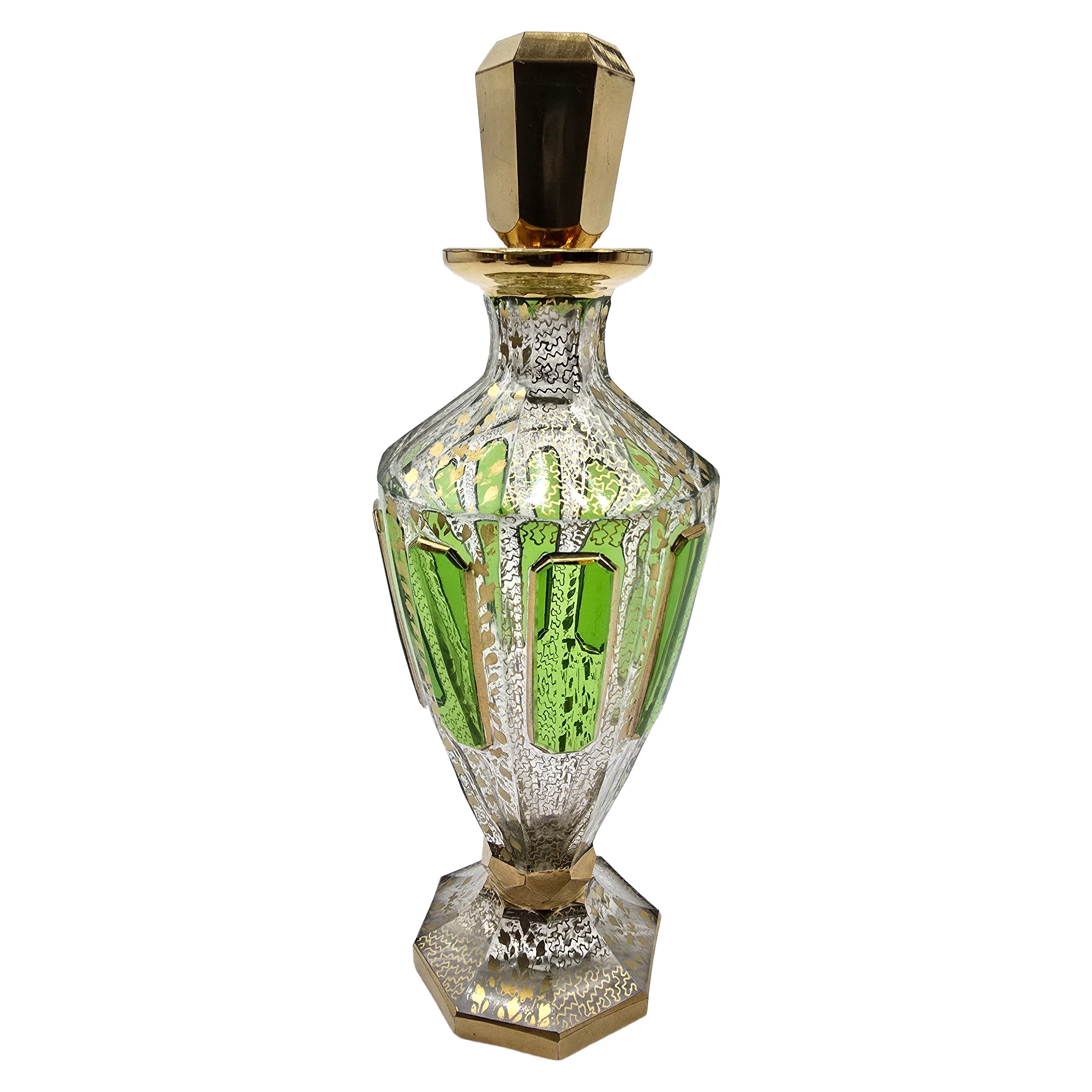 Frasco de perfume de cristal de Bohemia del siglo XIX, revestido de vidrio verde, hacia 1890