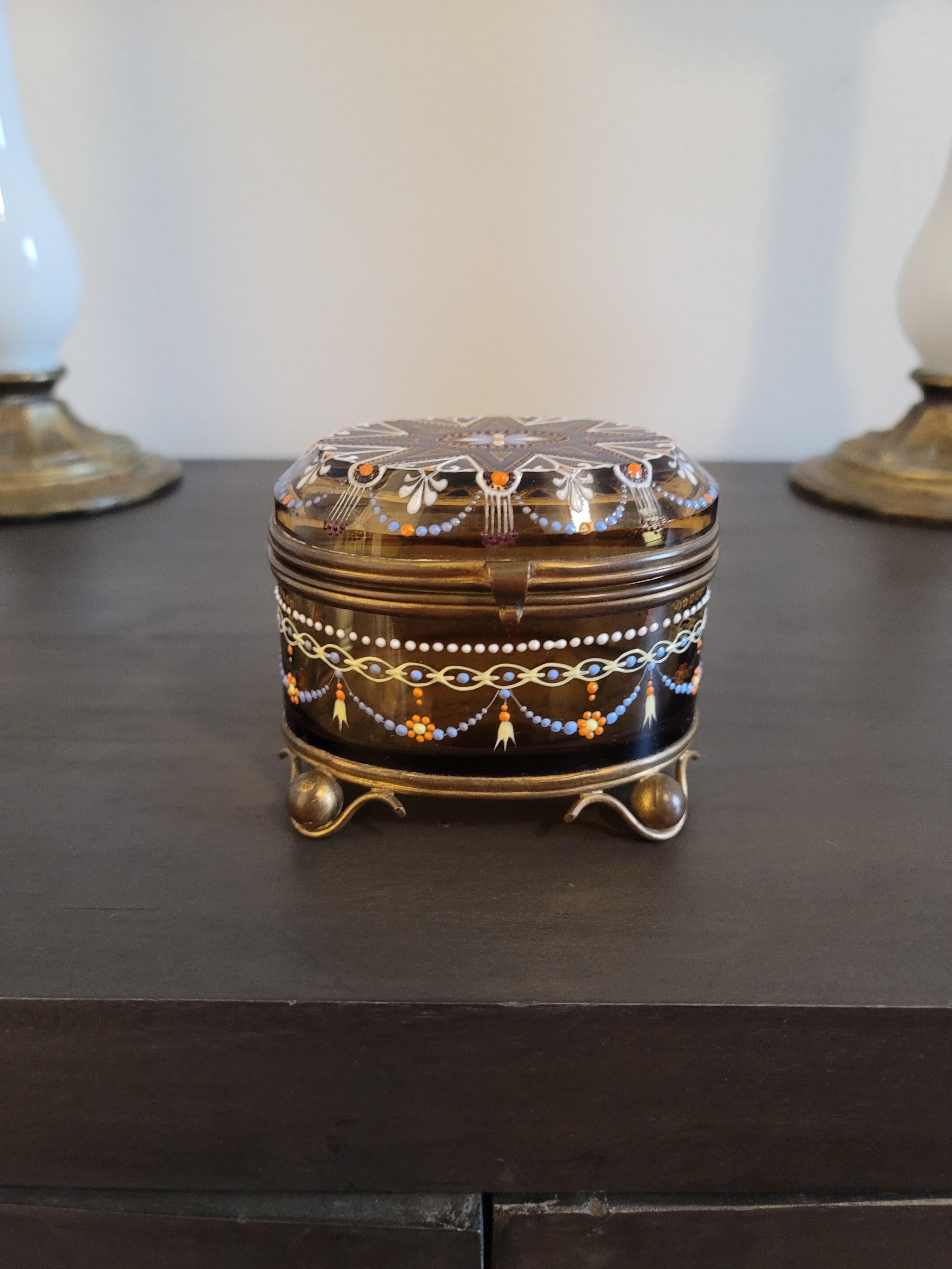 Coffret à bijoux en verre d'ambre émaillé de Moser, 19e siècle, Bohème en vente 11