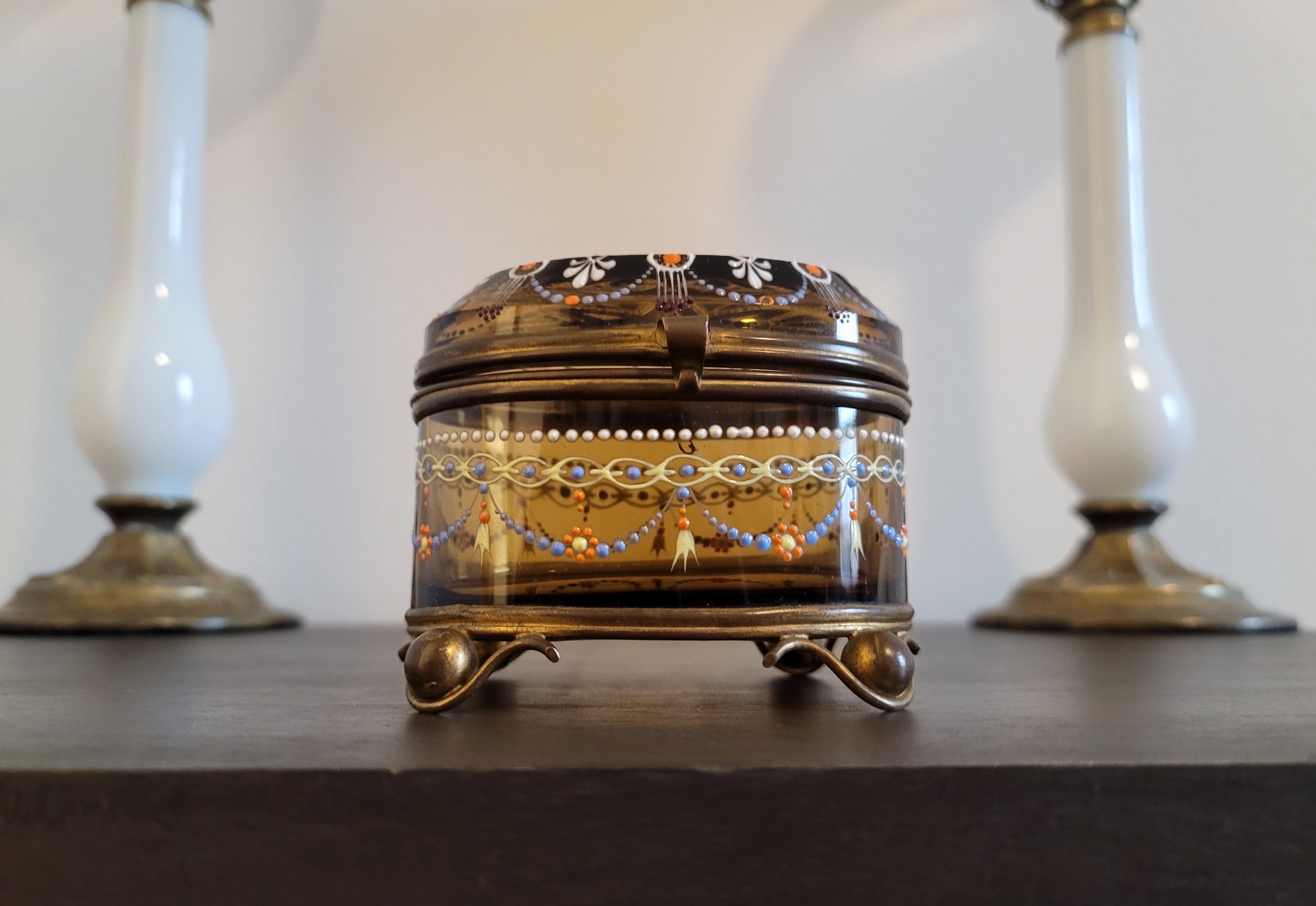 Tchèque Coffret à bijoux en verre d'ambre émaillé de Moser, 19e siècle, Bohème en vente