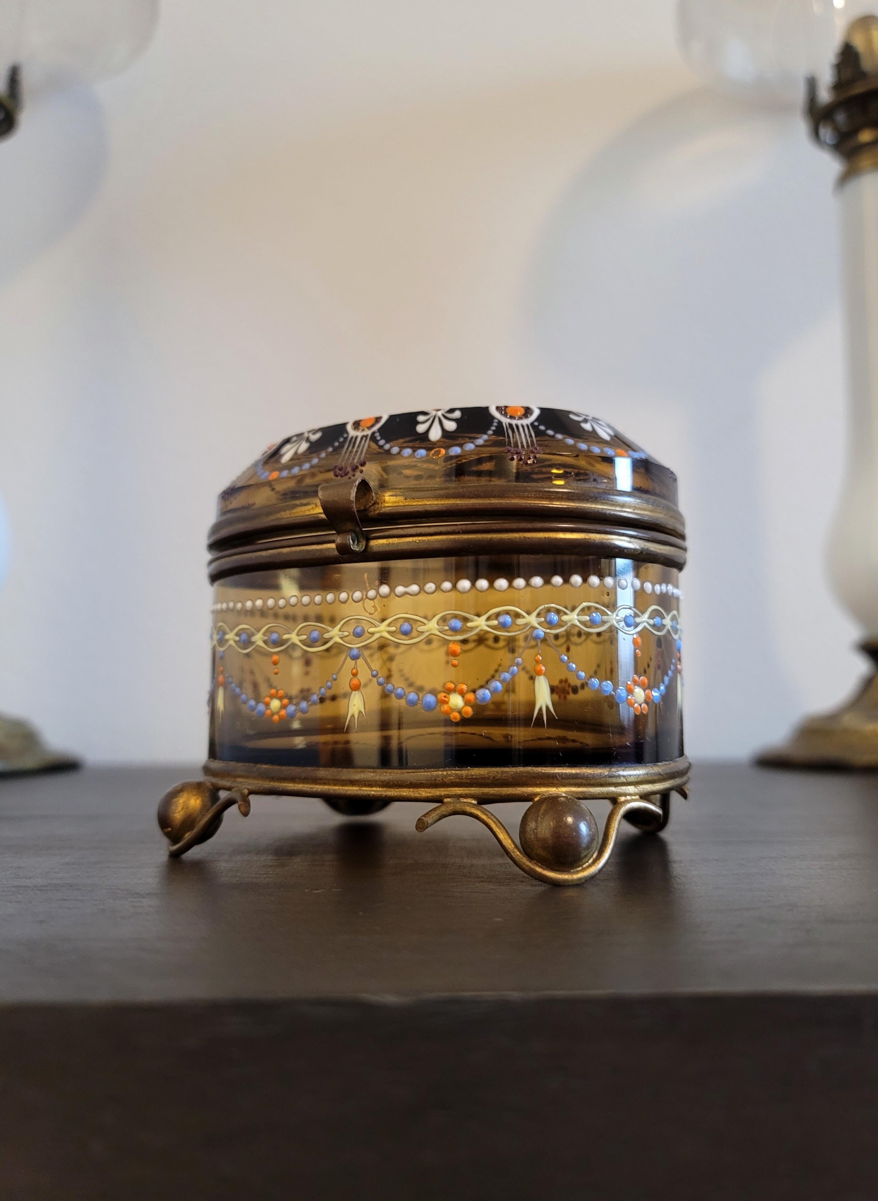 Biseauté Coffret à bijoux en verre d'ambre émaillé de Moser, 19e siècle, Bohème en vente