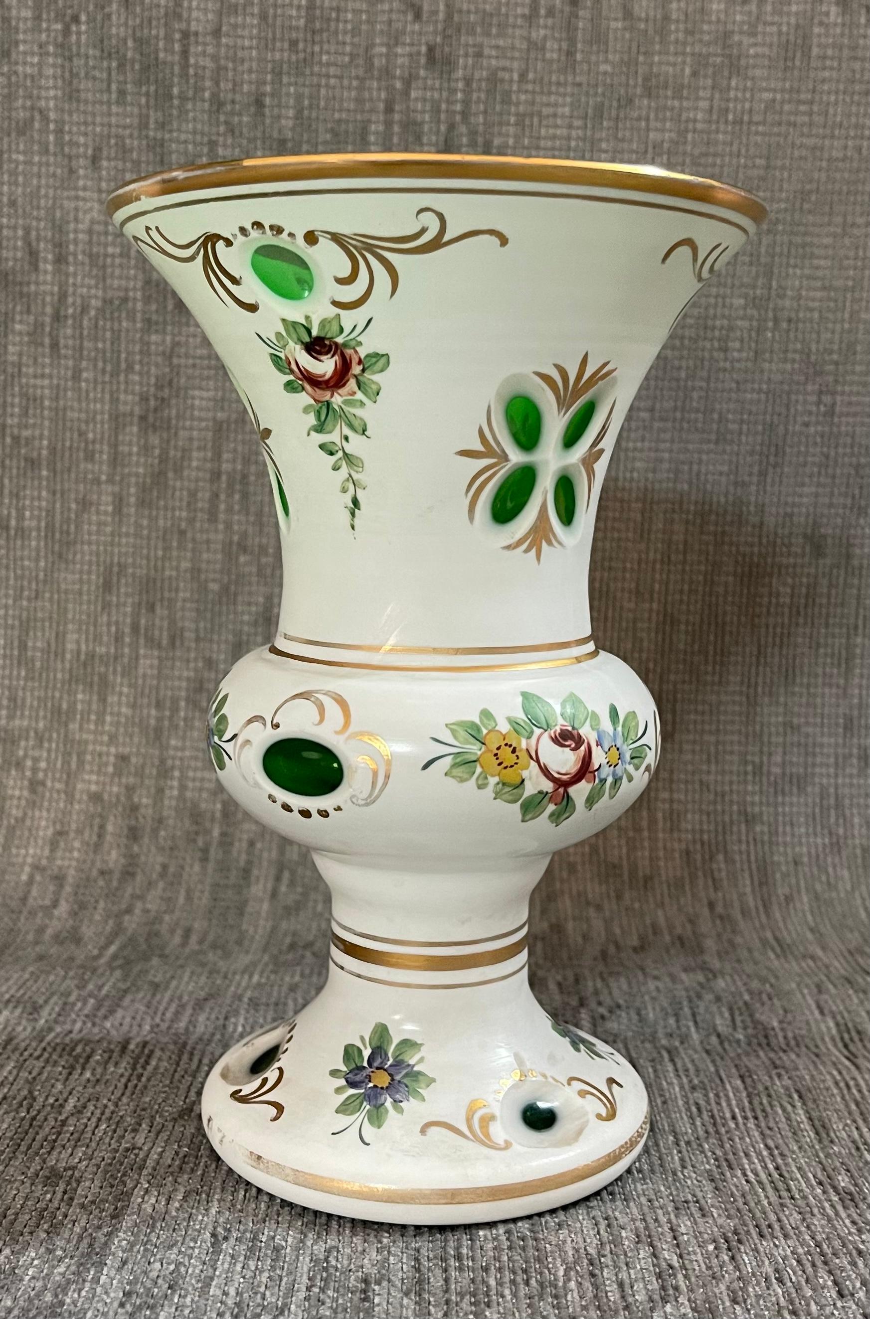 Vaso di vetro opalino boemo del XIX secolo 

Bellissimo ed elegante vaso in vetro opalino policromo.
Un perfetto rappresentante della prestigiosa manifattura boema.
L'importanza del vaso può essere dedotta dall'antica etichetta posta sulla base di