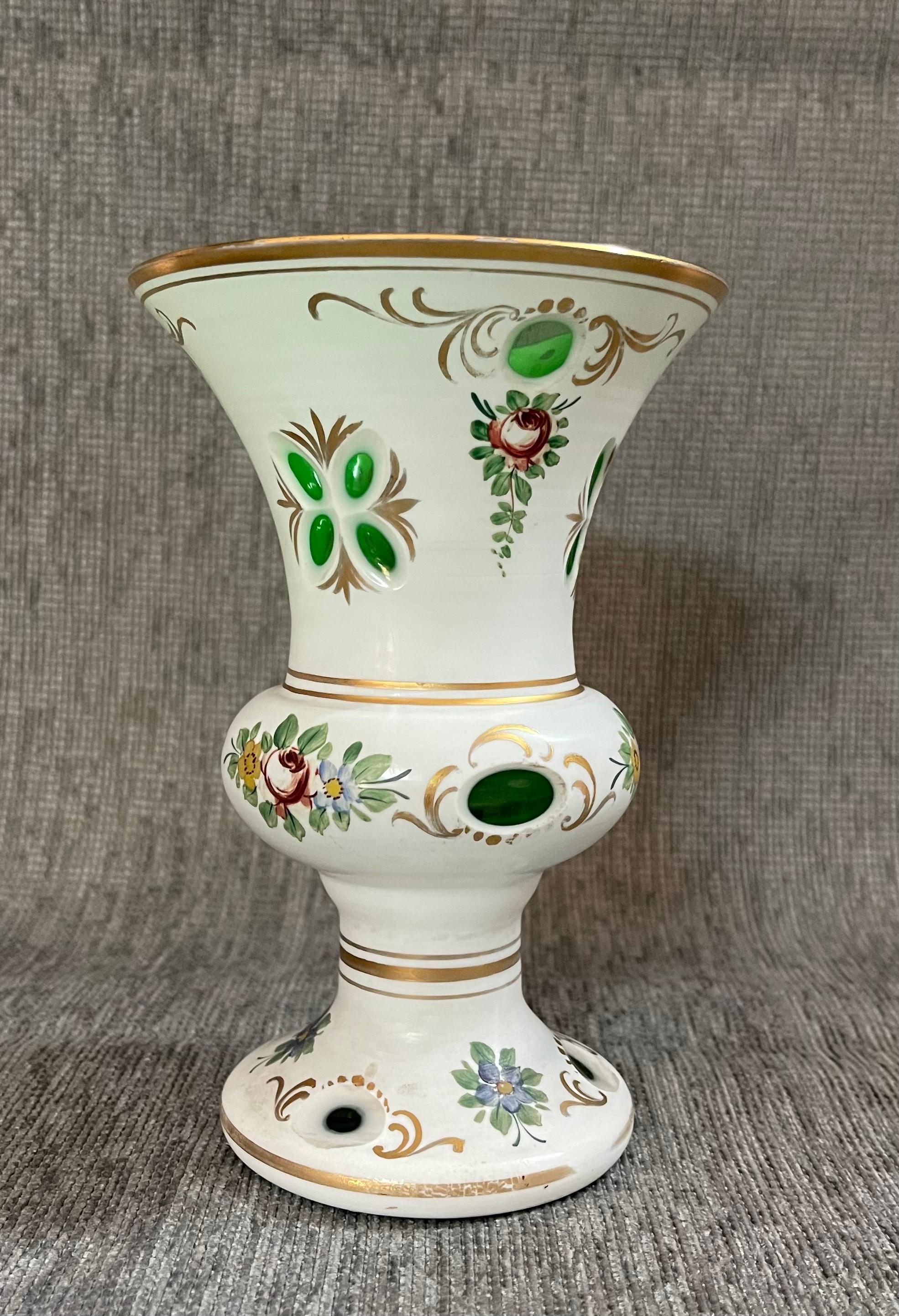 Bohémien Vaso di vetro opalino boemo del XIX secolo in vendita