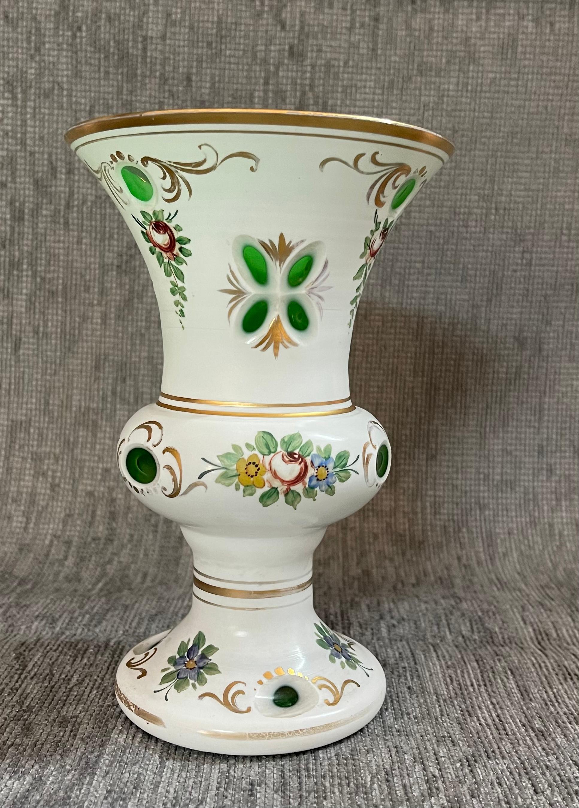 Ceco Vaso di vetro opalino boemo del XIX secolo in vendita