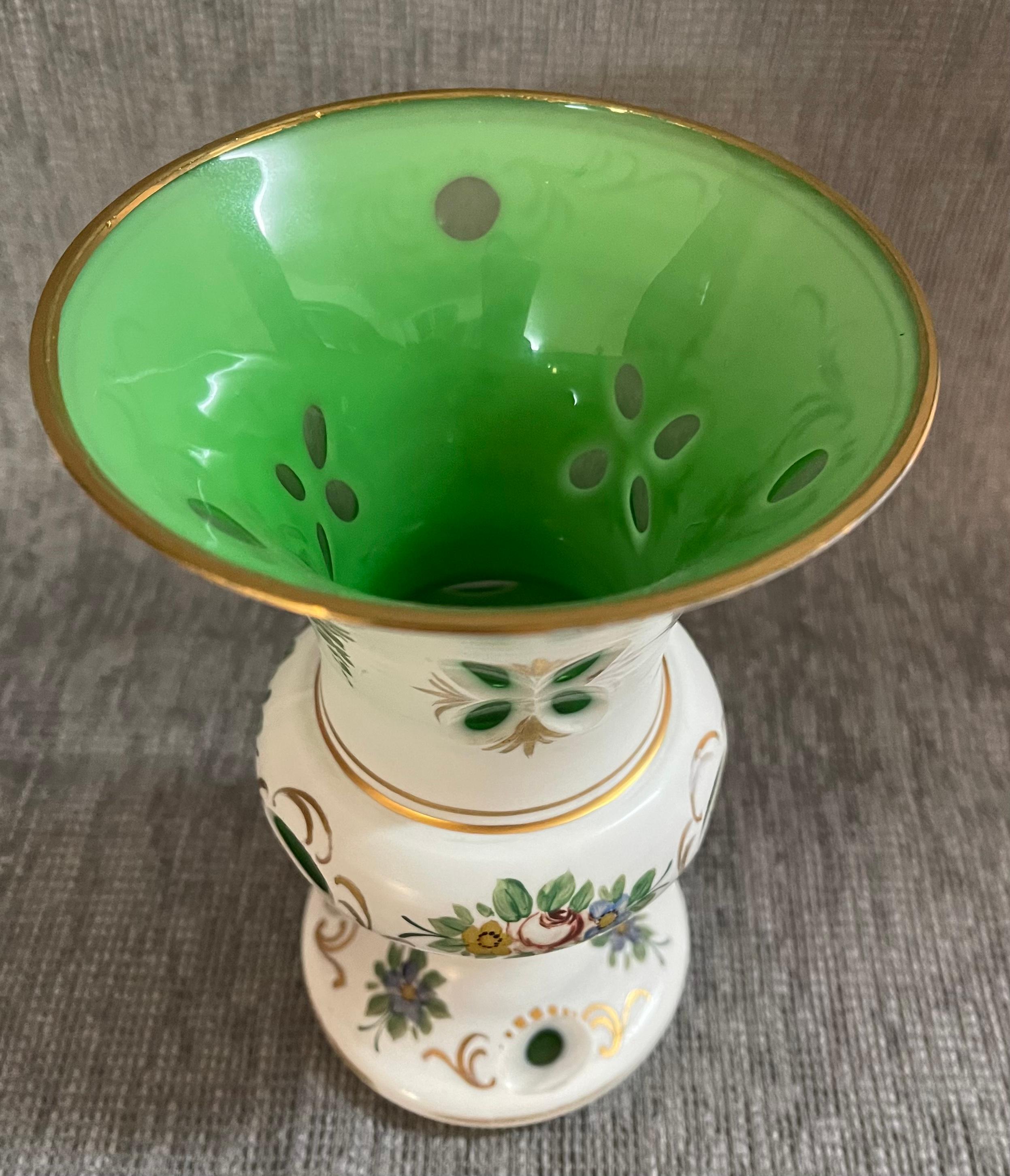 Vaso di vetro opalino boemo del XIX secolo In condizioni buone in vendita a Roma, IT