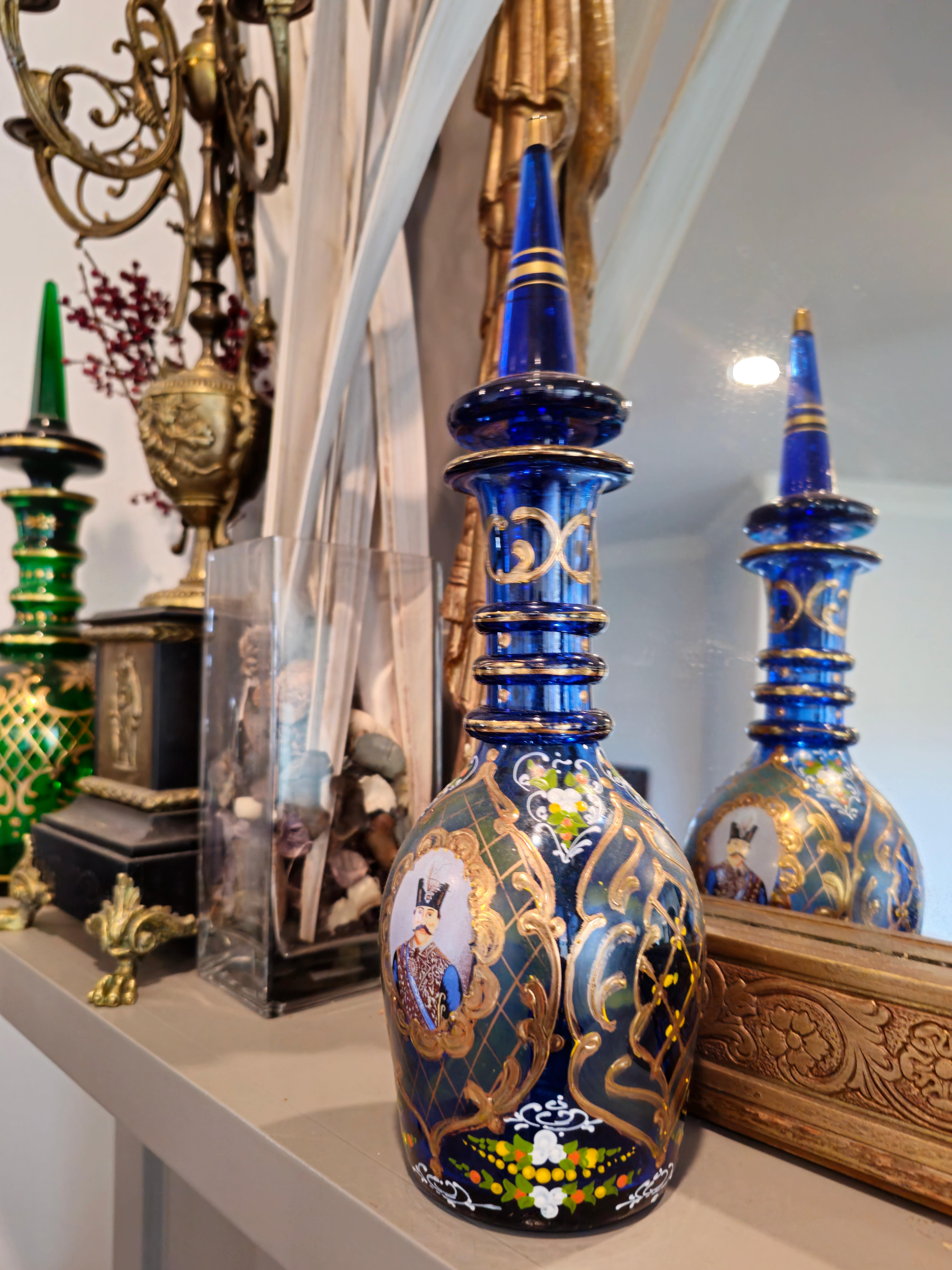 Art nouveau Carafes en verre doré Qajar émaillé du marché persan de Bohème du 19ème siècle en vente