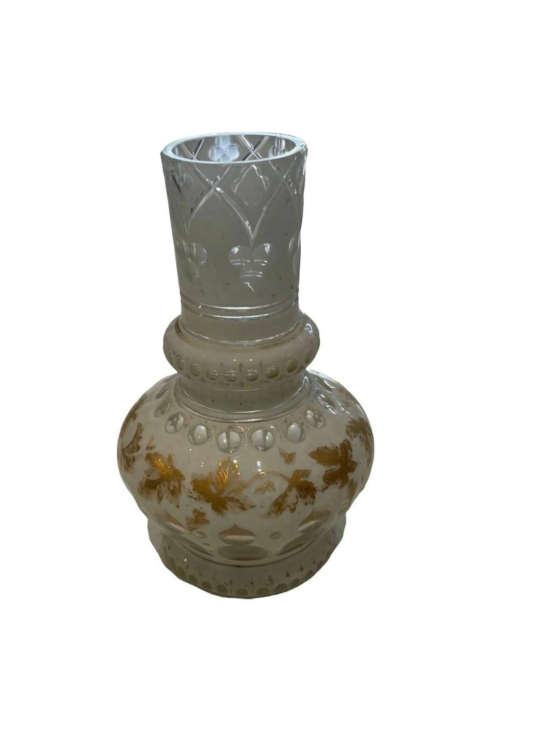 Fait main Vase bohème ancien du 19ème siècle recouvert de verre blanc et d'or en vente