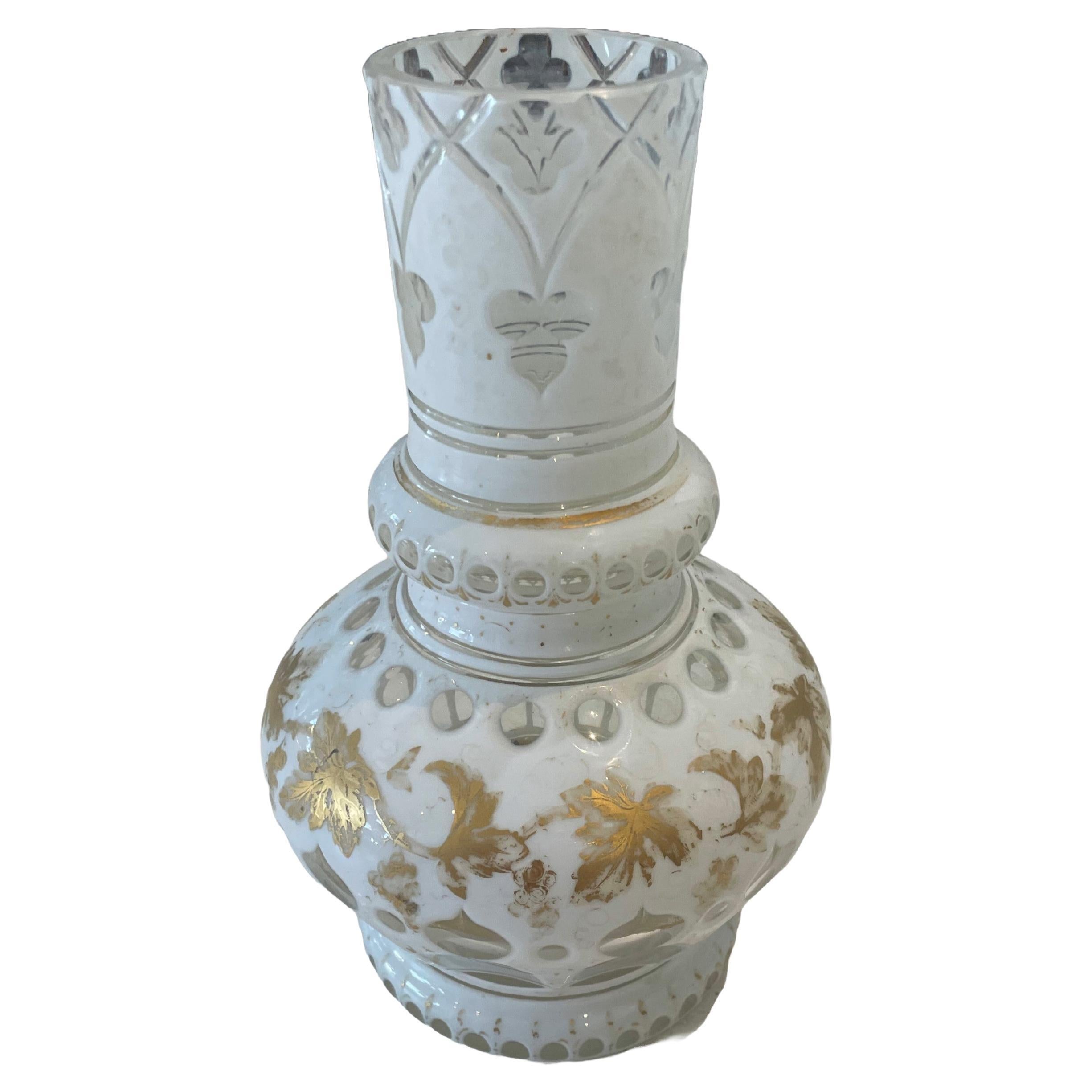 Vase bohème ancien du 19ème siècle recouvert de verre blanc et d'or en vente