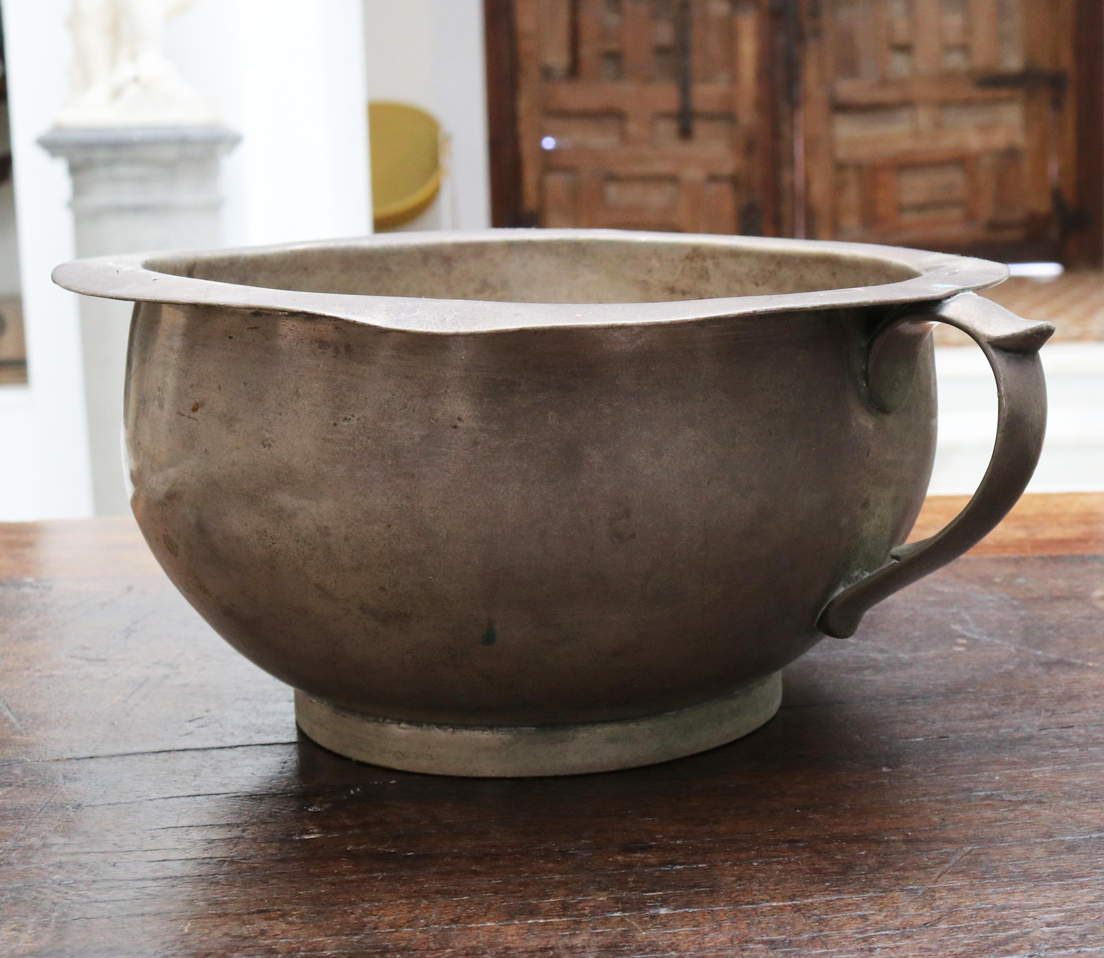 19th Century Bolivian Colonial Silver Urinal with Engraved Signature on Base In Good Condition For Sale In Marbella, ES