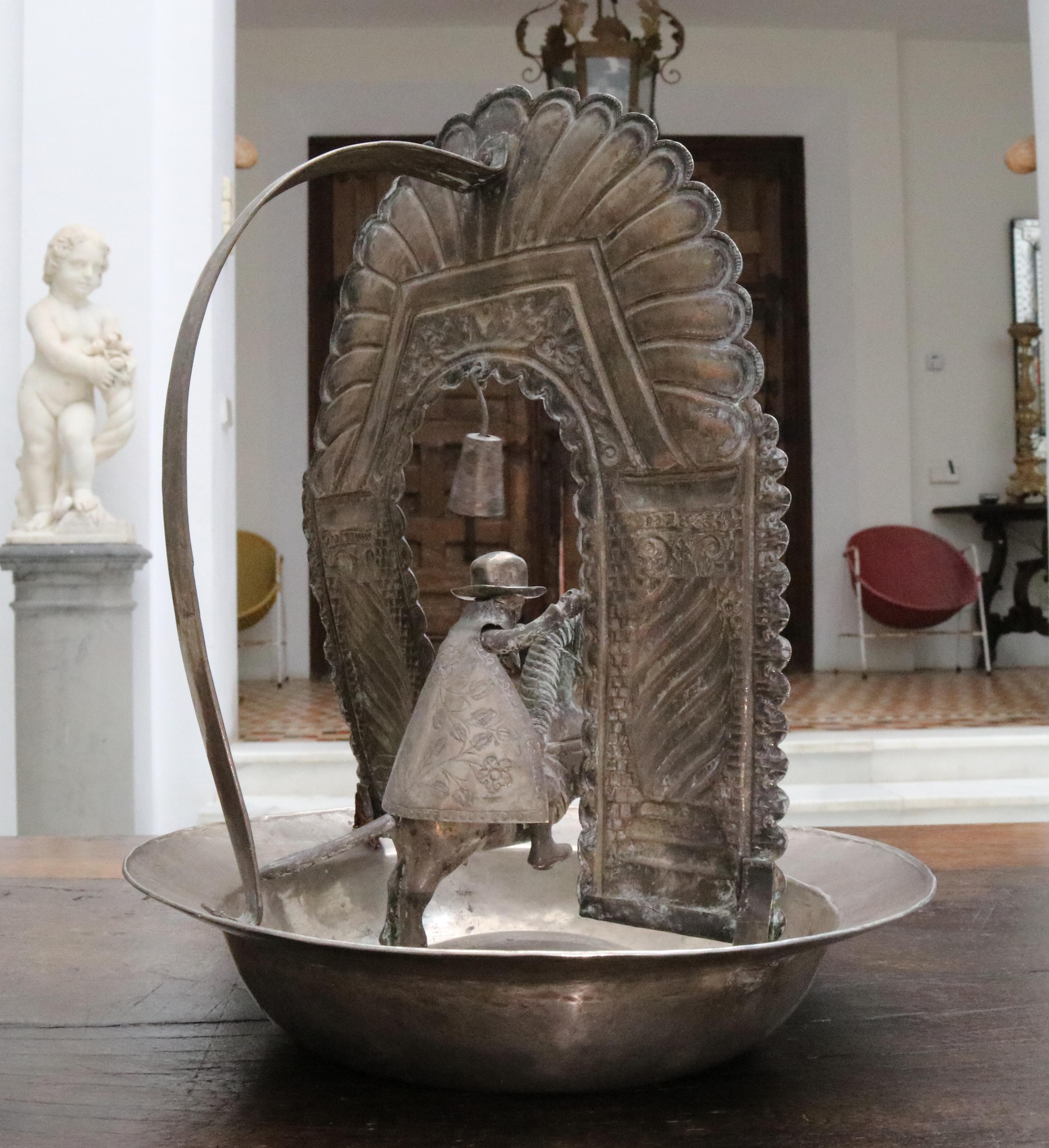 19th Century Bolivian or Peruvian Silver Alms Dish with Saint James on a Horse In Good Condition In Marbella, ES