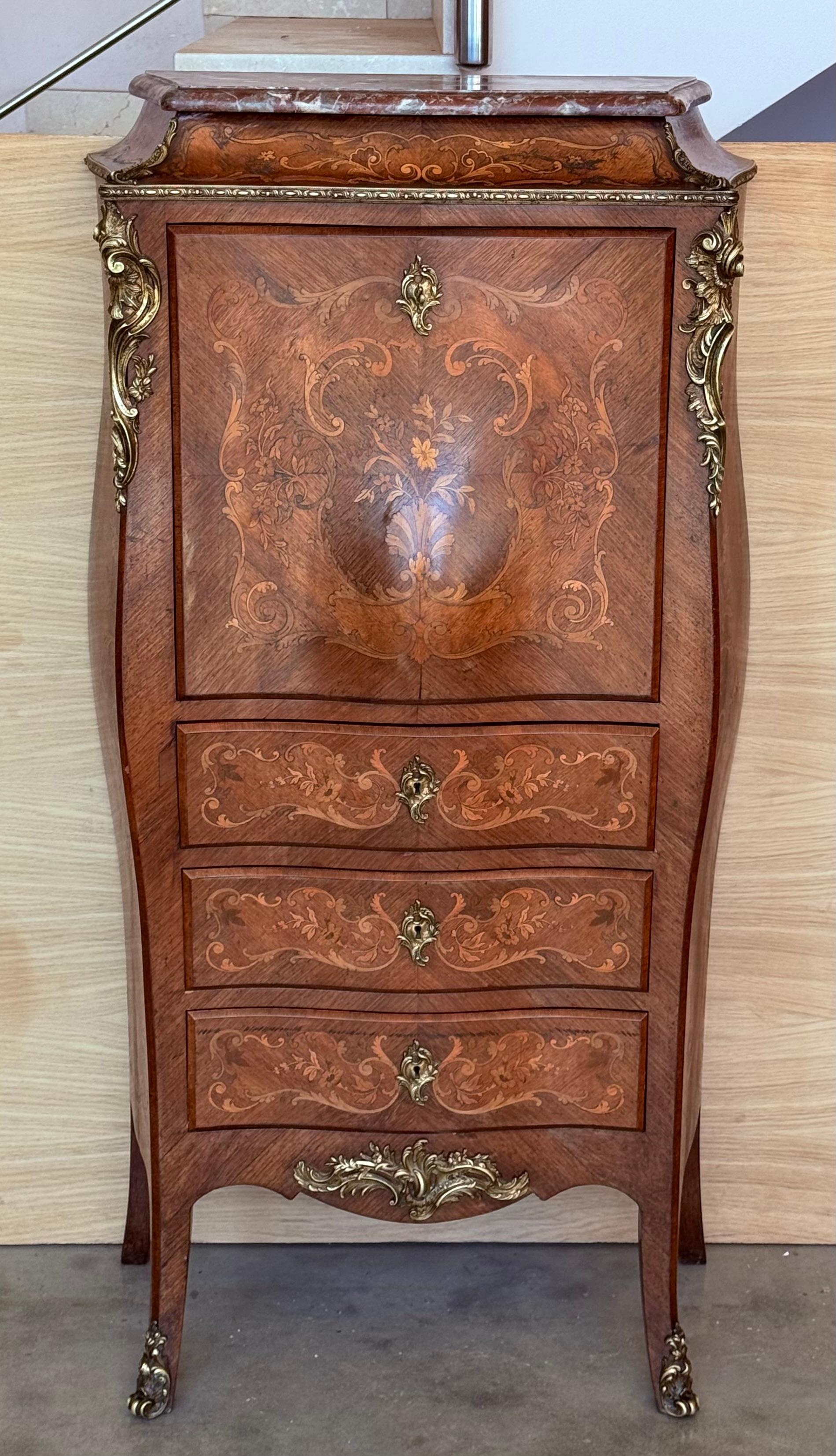 Bombenmarketerie-Sekretär aus dem 19. Jahrhundert, Marmorplatte und Bronzebeschläge.  Zum Verkauf angeboten wird eine Bombe im Stil Louis XV aus dem späten 19. Jahrhundert mit einer Marmorplatte und Bronzebeschlägen. Die Sekretärin bietet eine