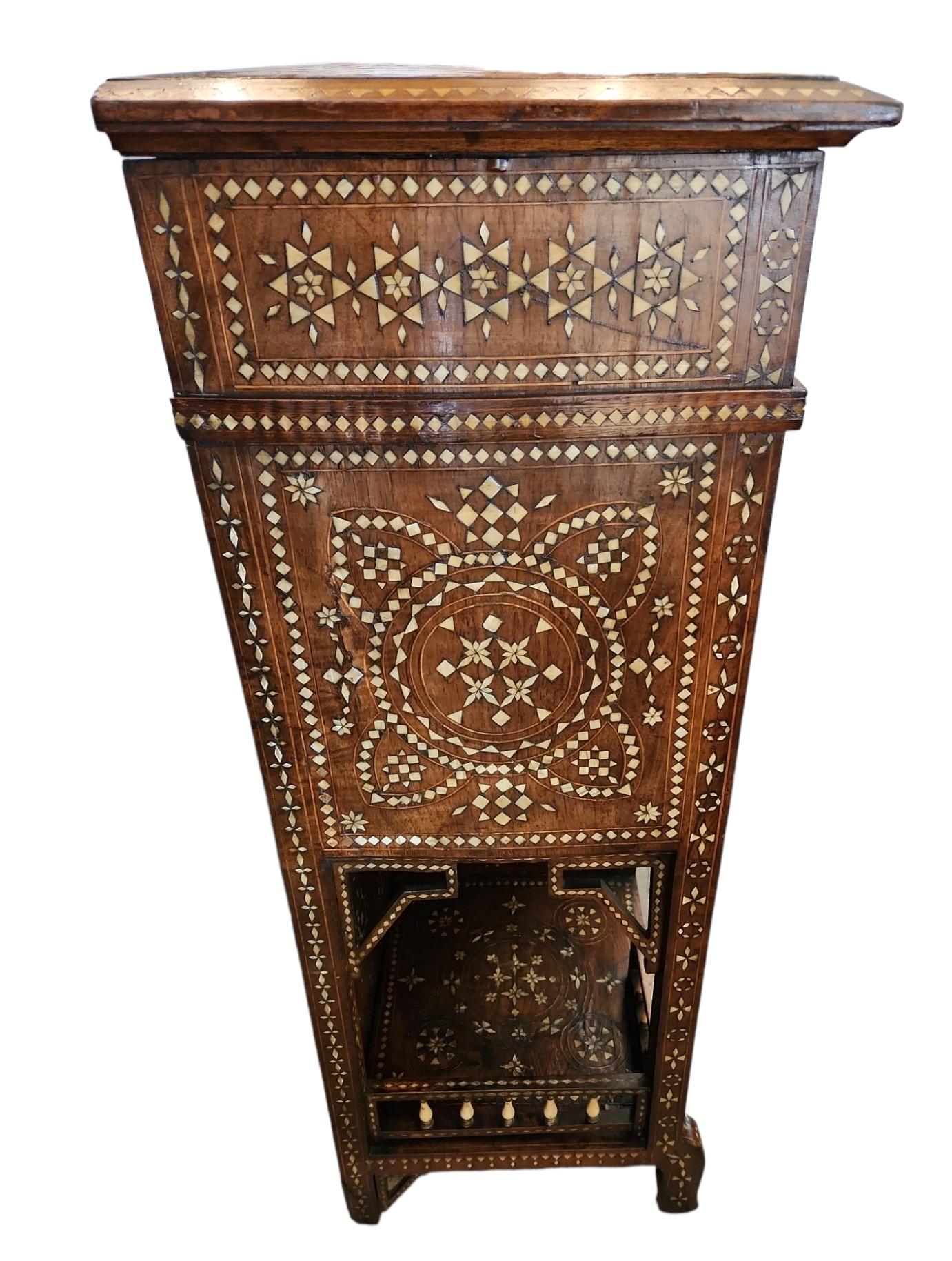 Mouvement esthétique Cabinet marocain en marqueterie d'os du 19ème siècle en vente