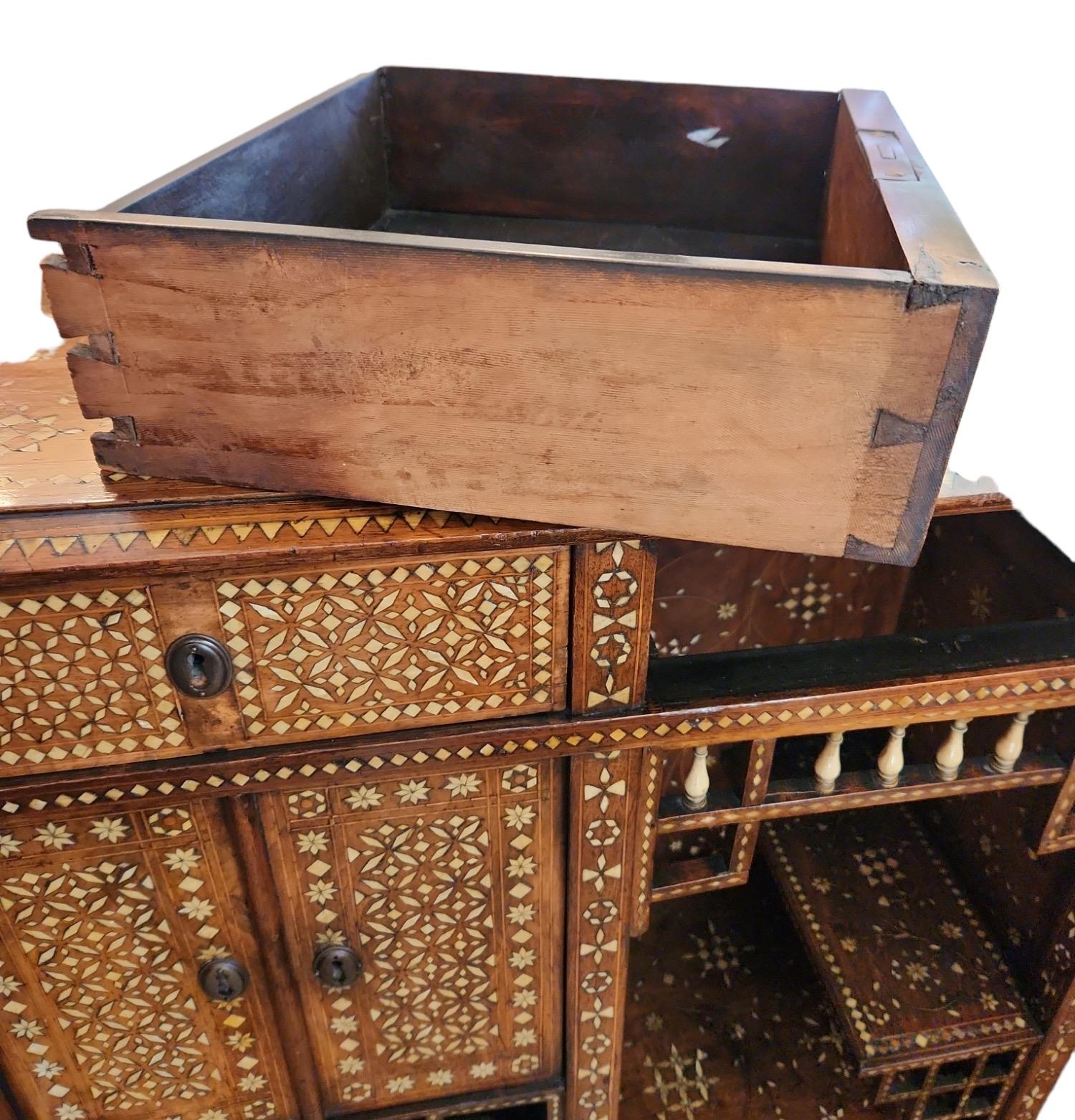 Incrusté Cabinet marocain en marqueterie d'os du 19ème siècle en vente