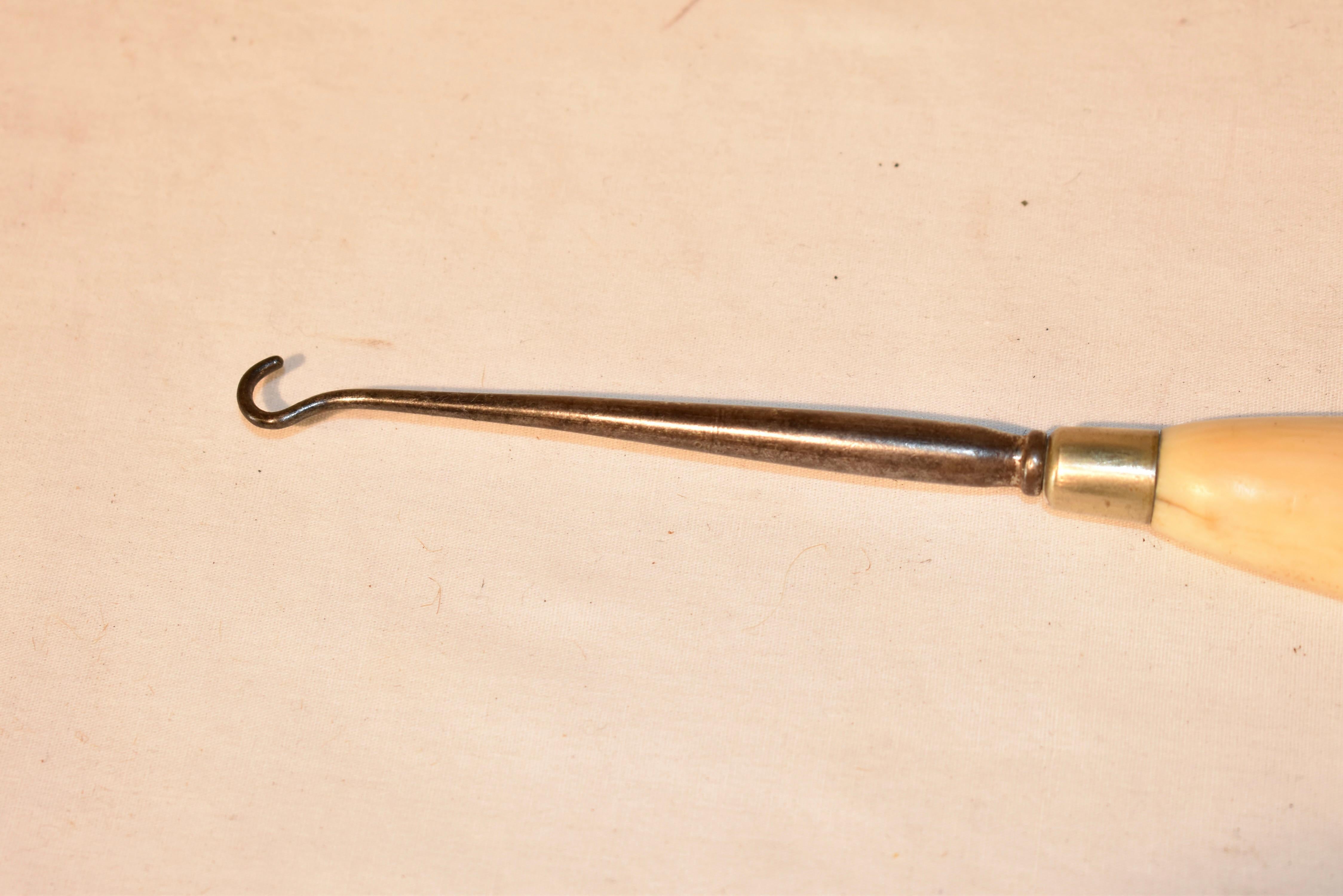 Inciso Horn in osso del XIX secolo con gancio a bottone in vendita