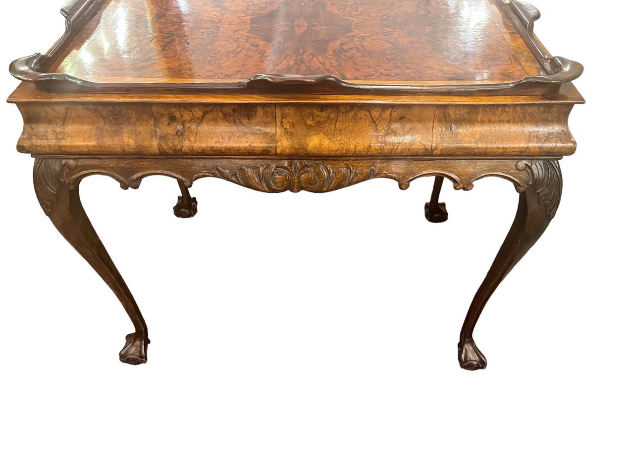 Table à thé en ronce de noyer assortie à un livre du 19e siècle en vente 2
