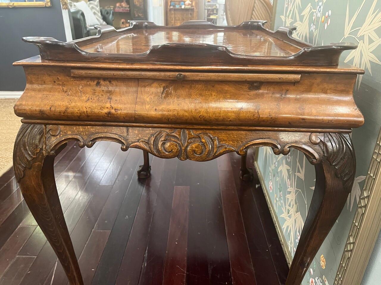 Queen Anne Table à thé en ronce de noyer assortie à un livre du 19e siècle en vente