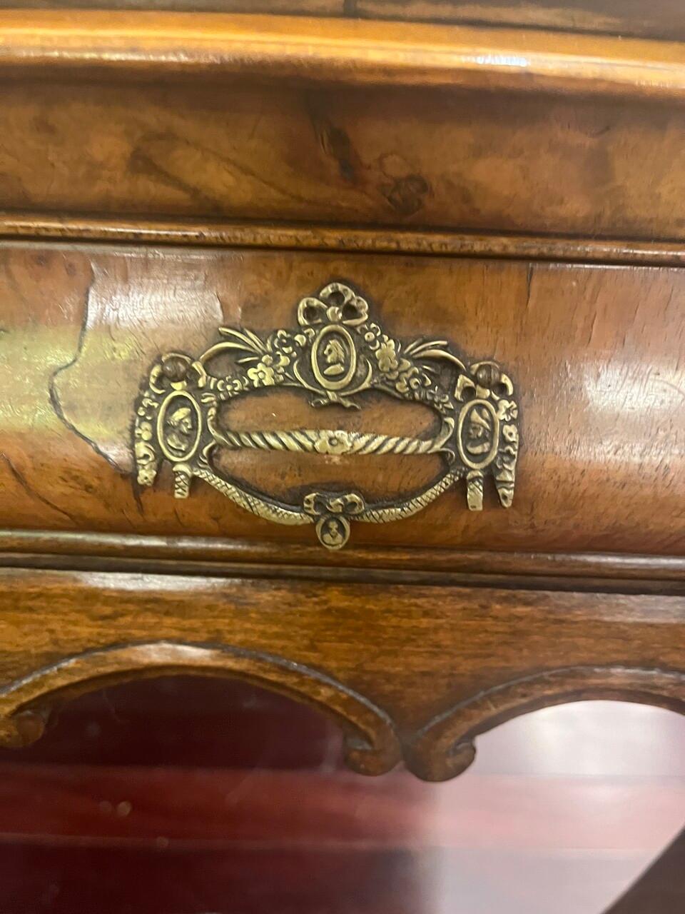 Placage Table à thé en ronce de noyer assortie à un livre du 19e siècle en vente