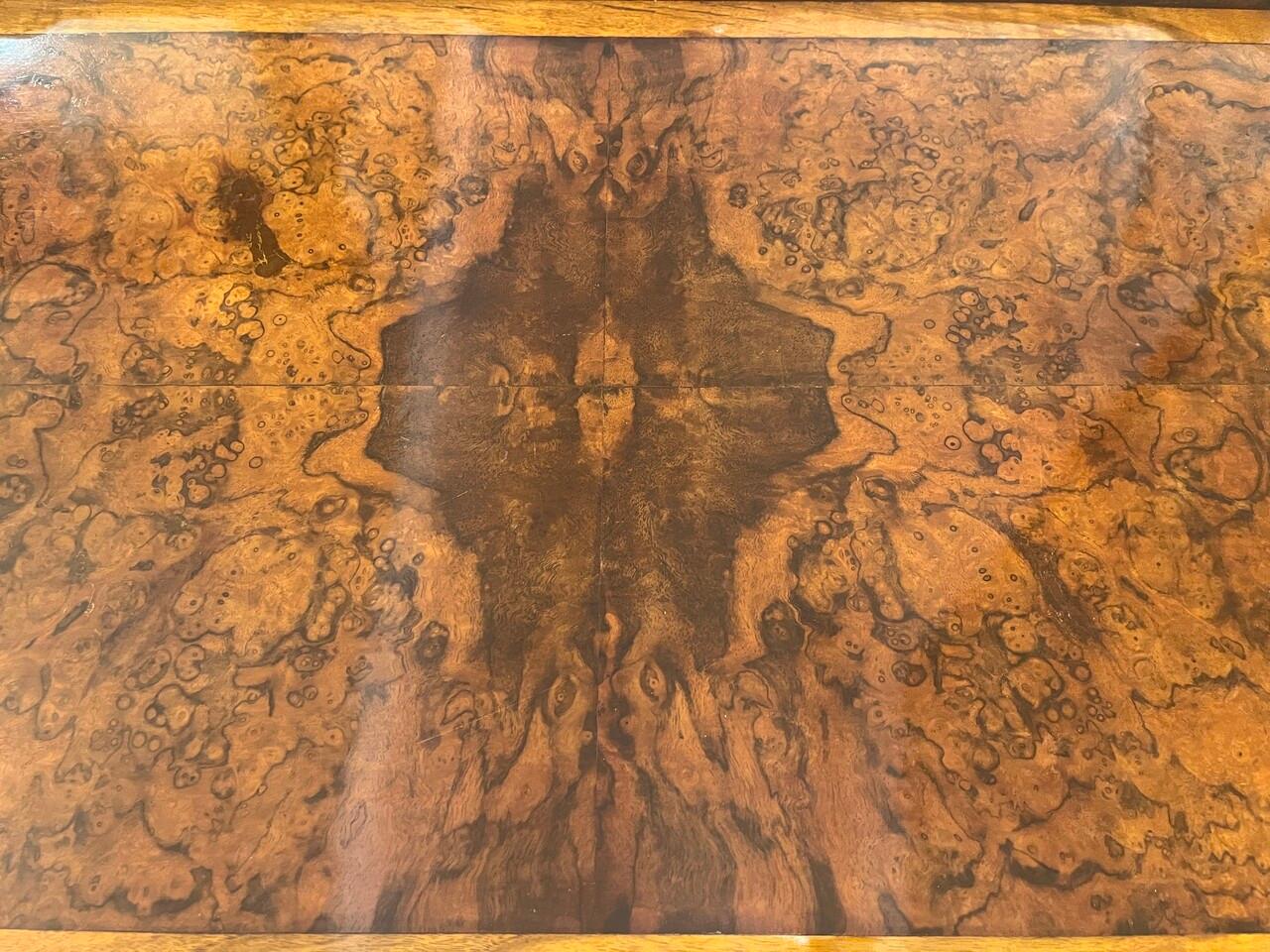 Table à thé en ronce de noyer assortie à un livre du 19e siècle Bon état - En vente à Houston, TX