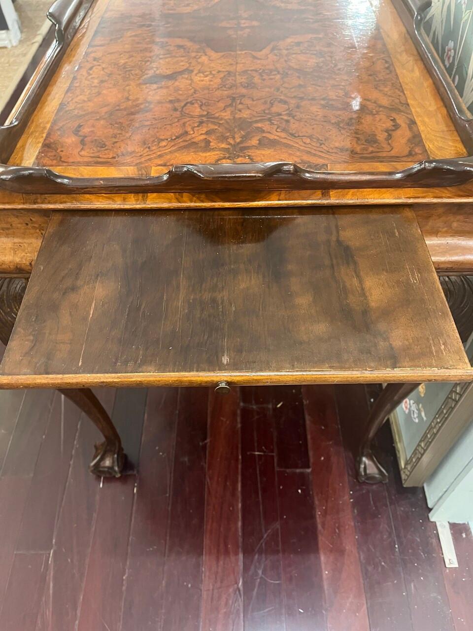 XIXe siècle Table à thé en ronce de noyer assortie à un livre du 19e siècle en vente