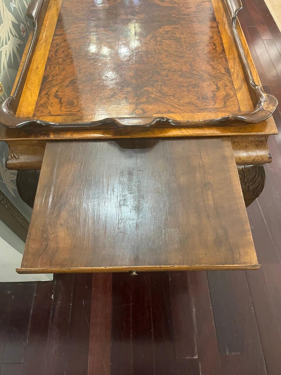 Bois Table à thé en ronce de noyer assortie à un livre du 19e siècle en vente