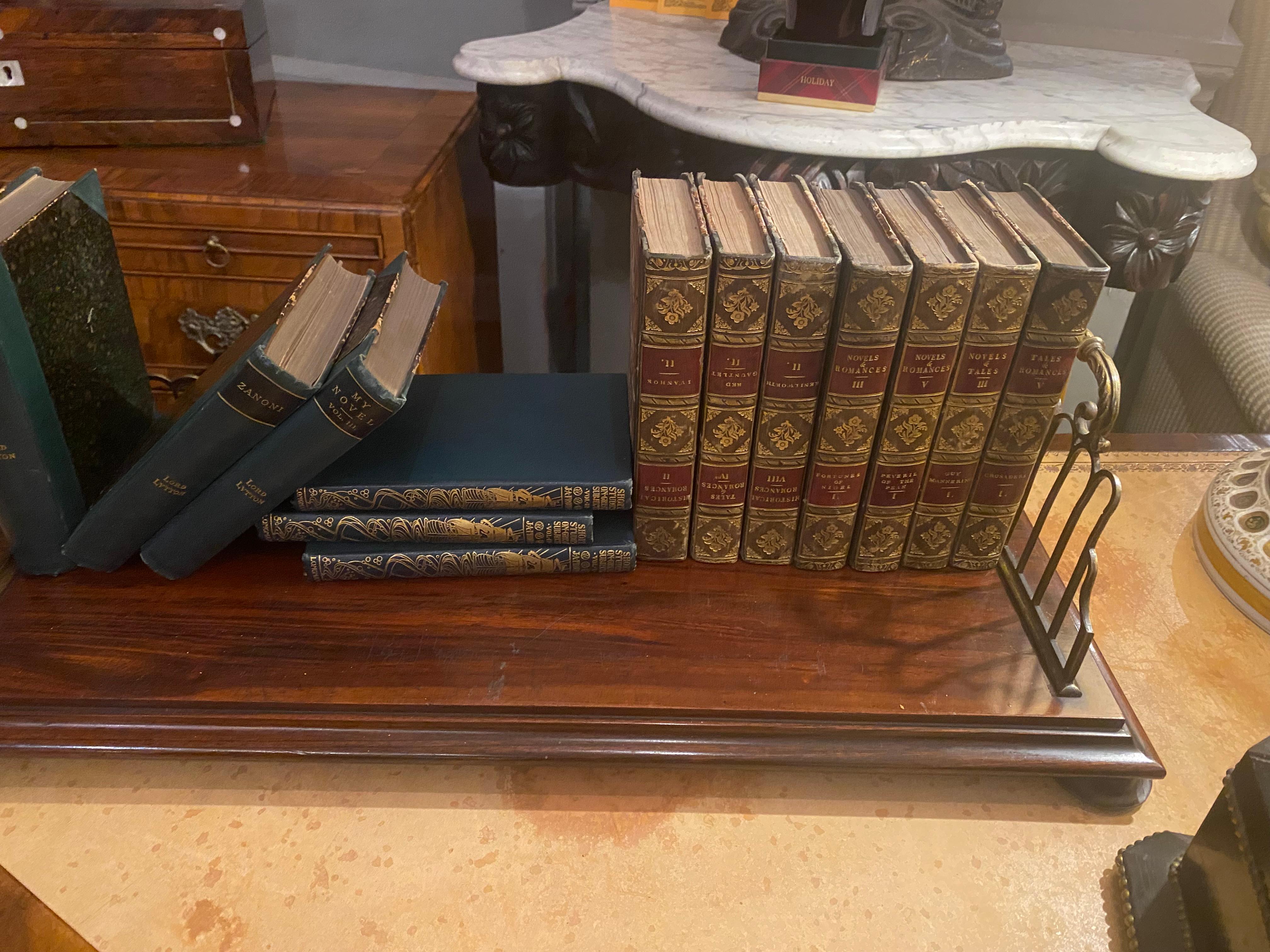 Stand de livres du 19ème siècle Excellent état - En vente à Dublin 8, IE