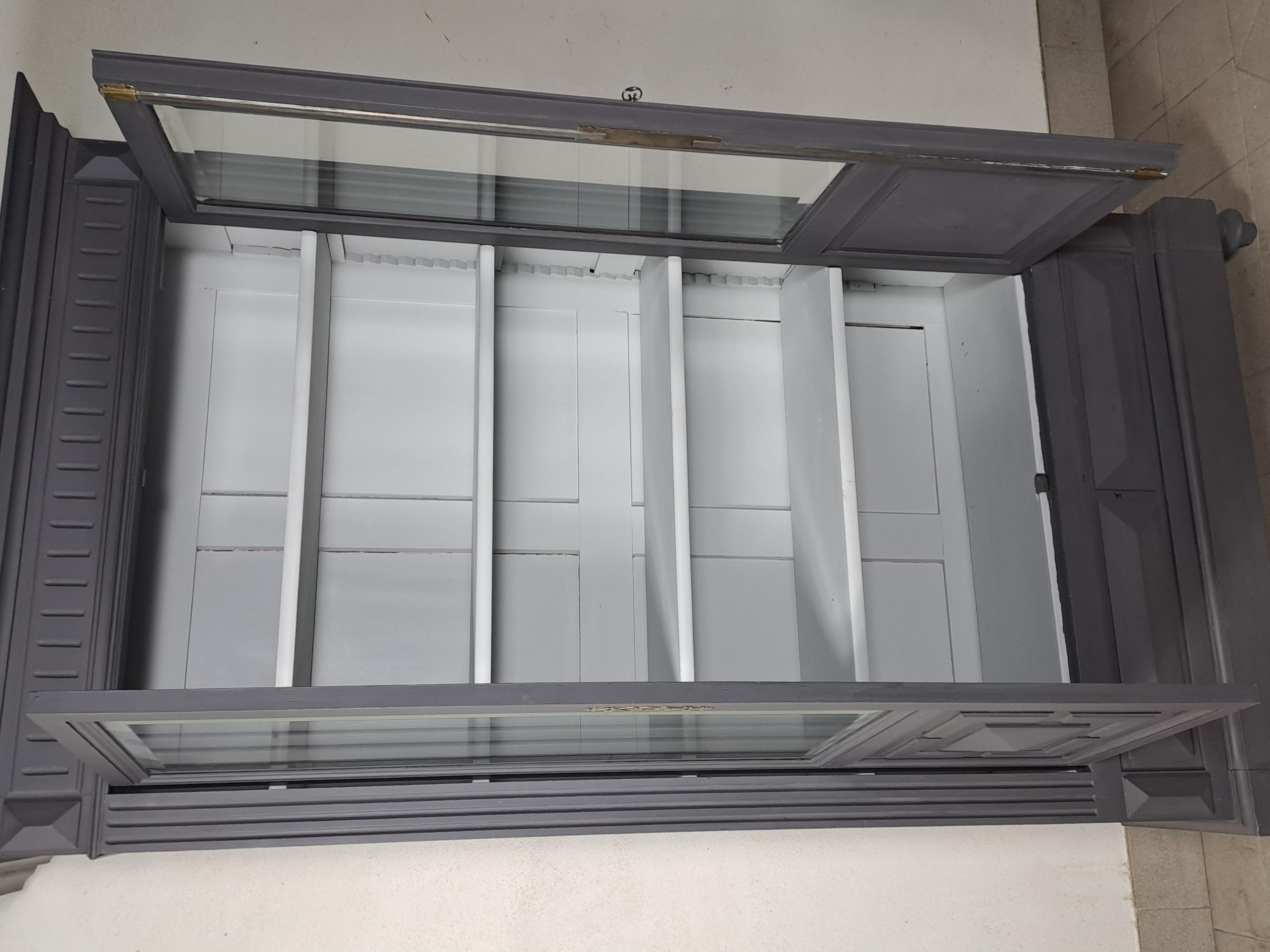 Pino Libreria del XIX secolo in Wood laccato grigio in vendita