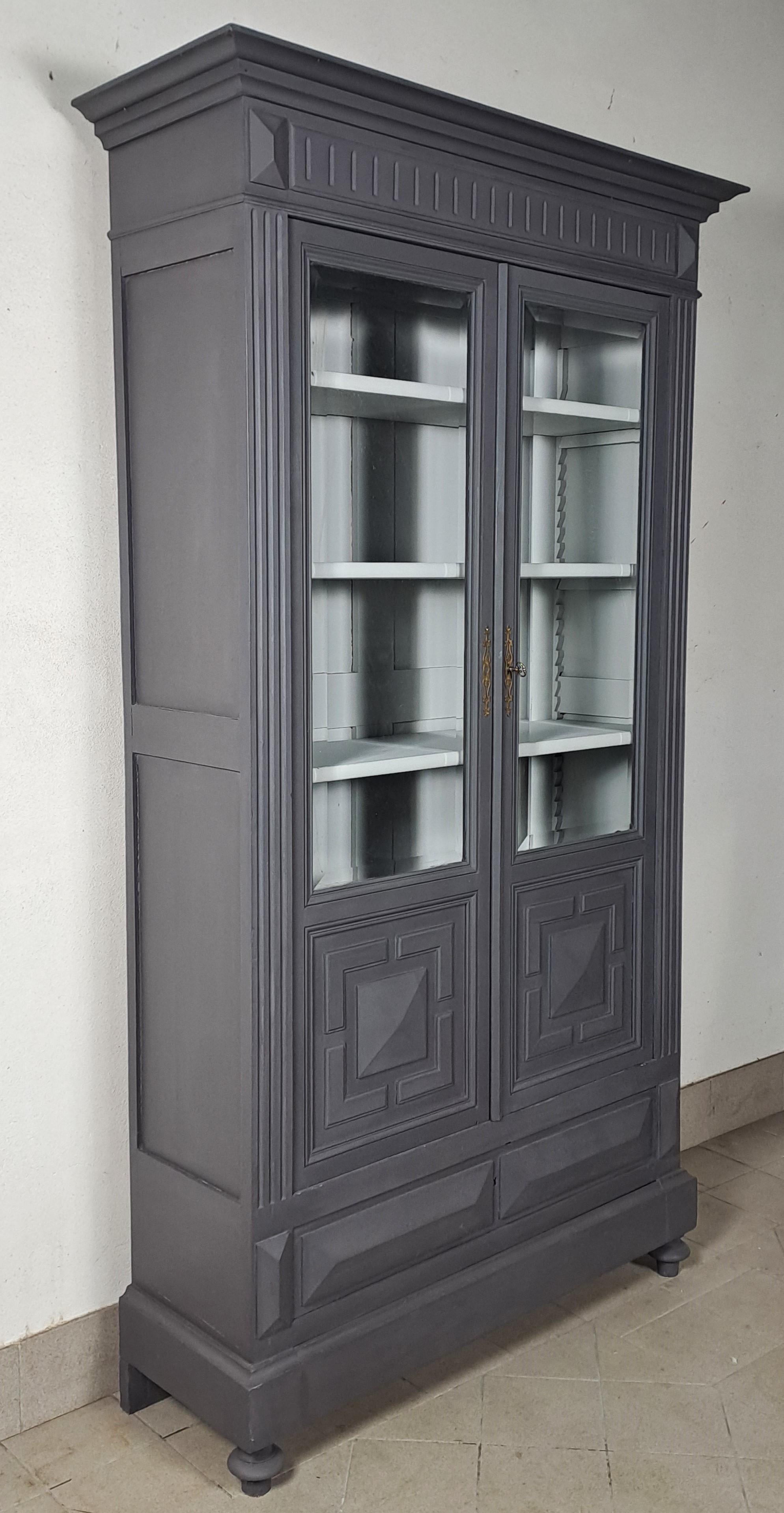 Libreria del XIX secolo in Wood laccato grigio in vendita 2