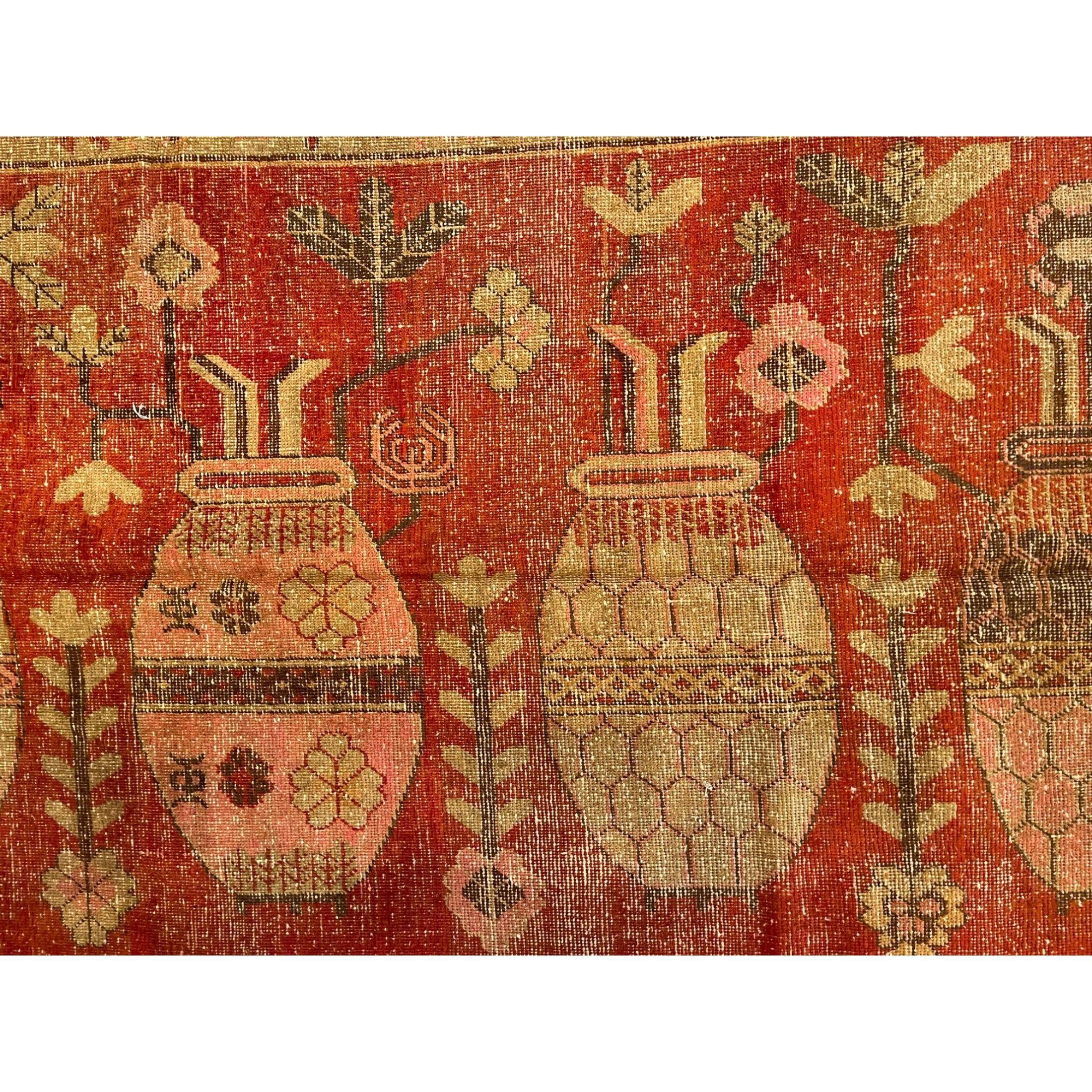 Tappeti antichi di Samarcanda: L'oasi desertica di Khotan era un'importante tappa della Via della Seta. Gli abitanti di Khotan erano esperti tessitori di tappeti che producevano tappeti e tappetini antichi di alta qualità sia per uso interno che per