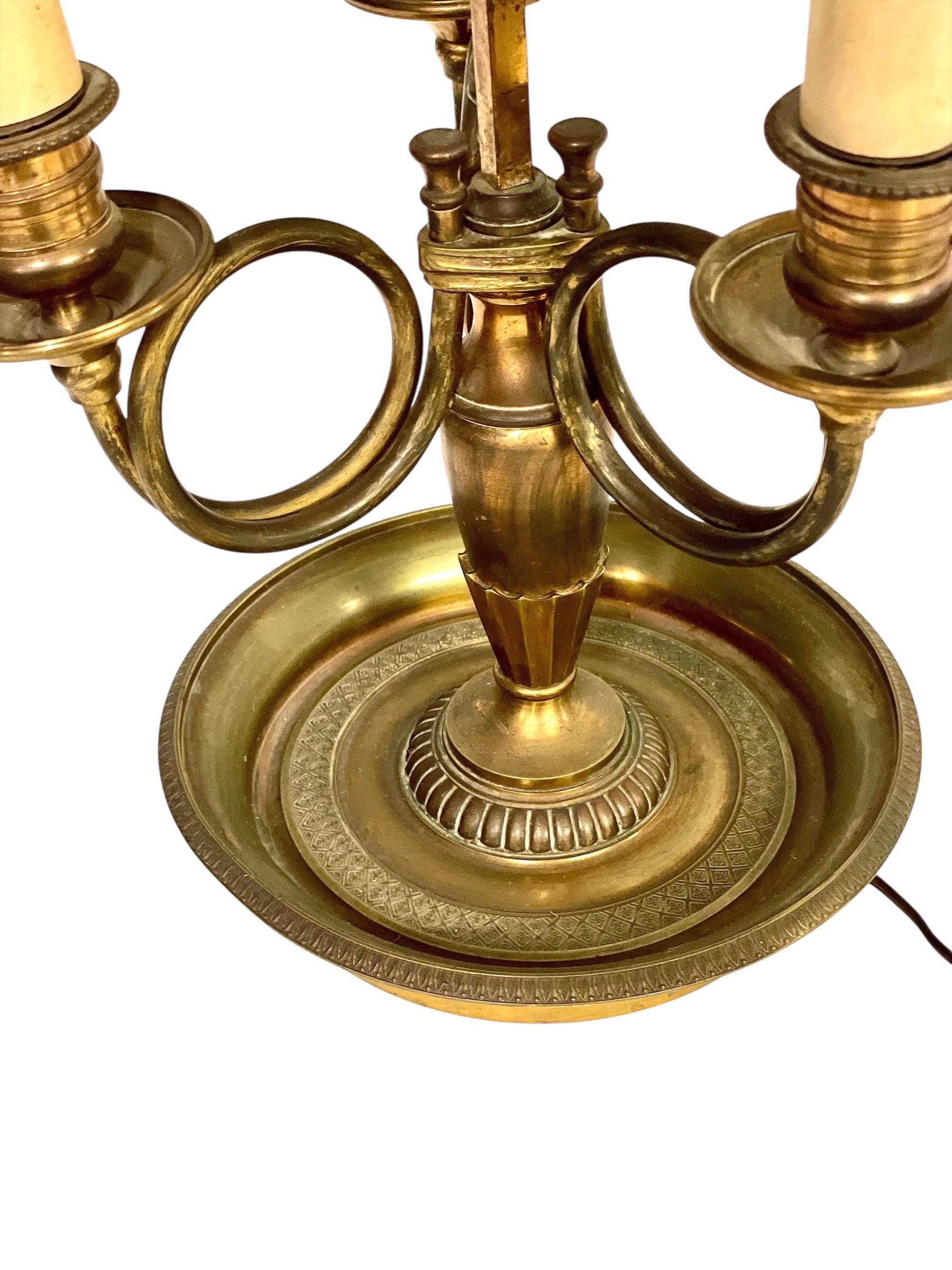 Lámpara Bouillotte del Siglo XIX con Pantalla de Tole Verde y Base de Bronce Dorado en venta