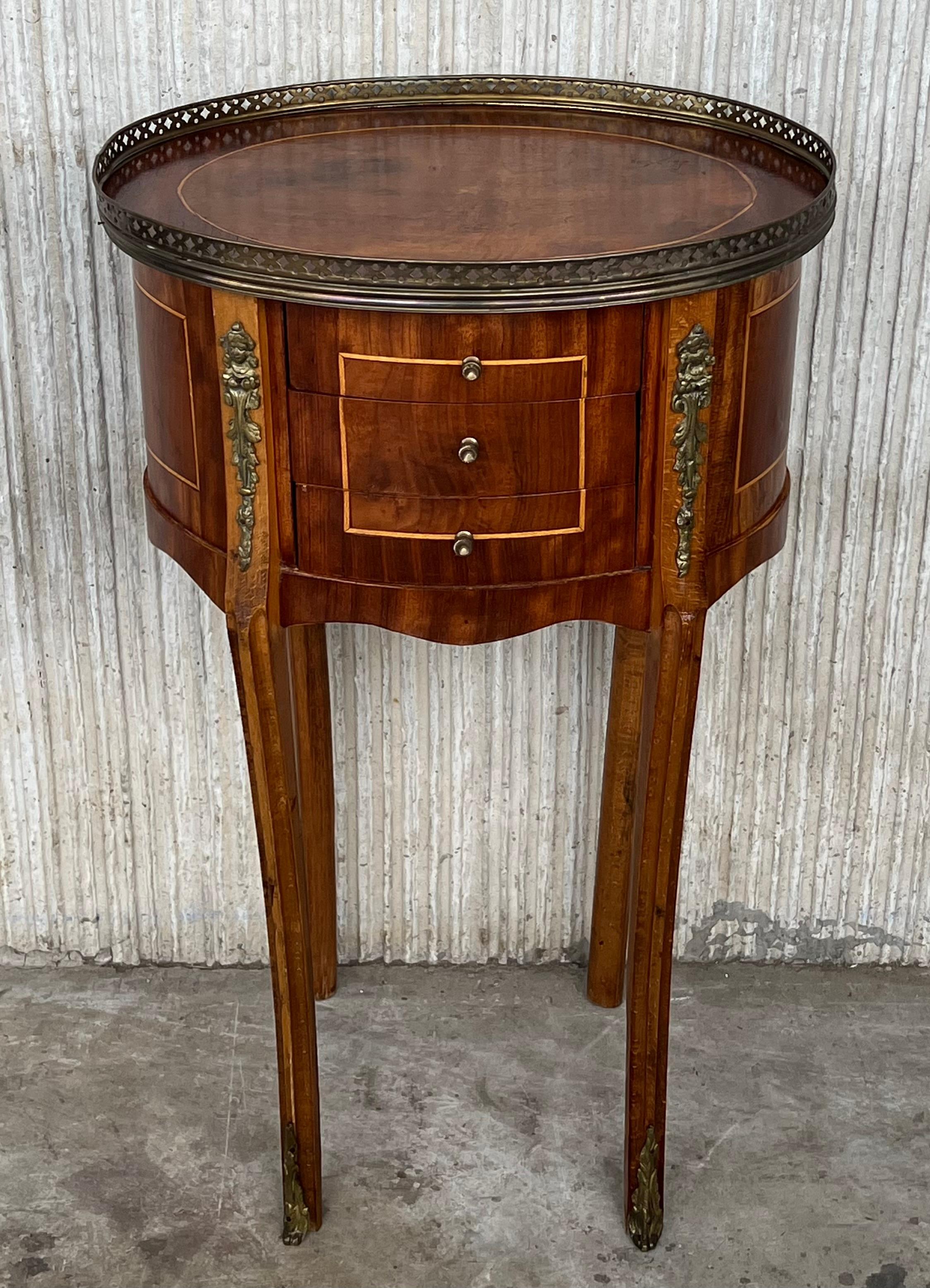 Table en bronze et noyer en forme de rein, style Bouillotte Louis XVI, 19ème siècle Bon état - En vente à Miami, FL