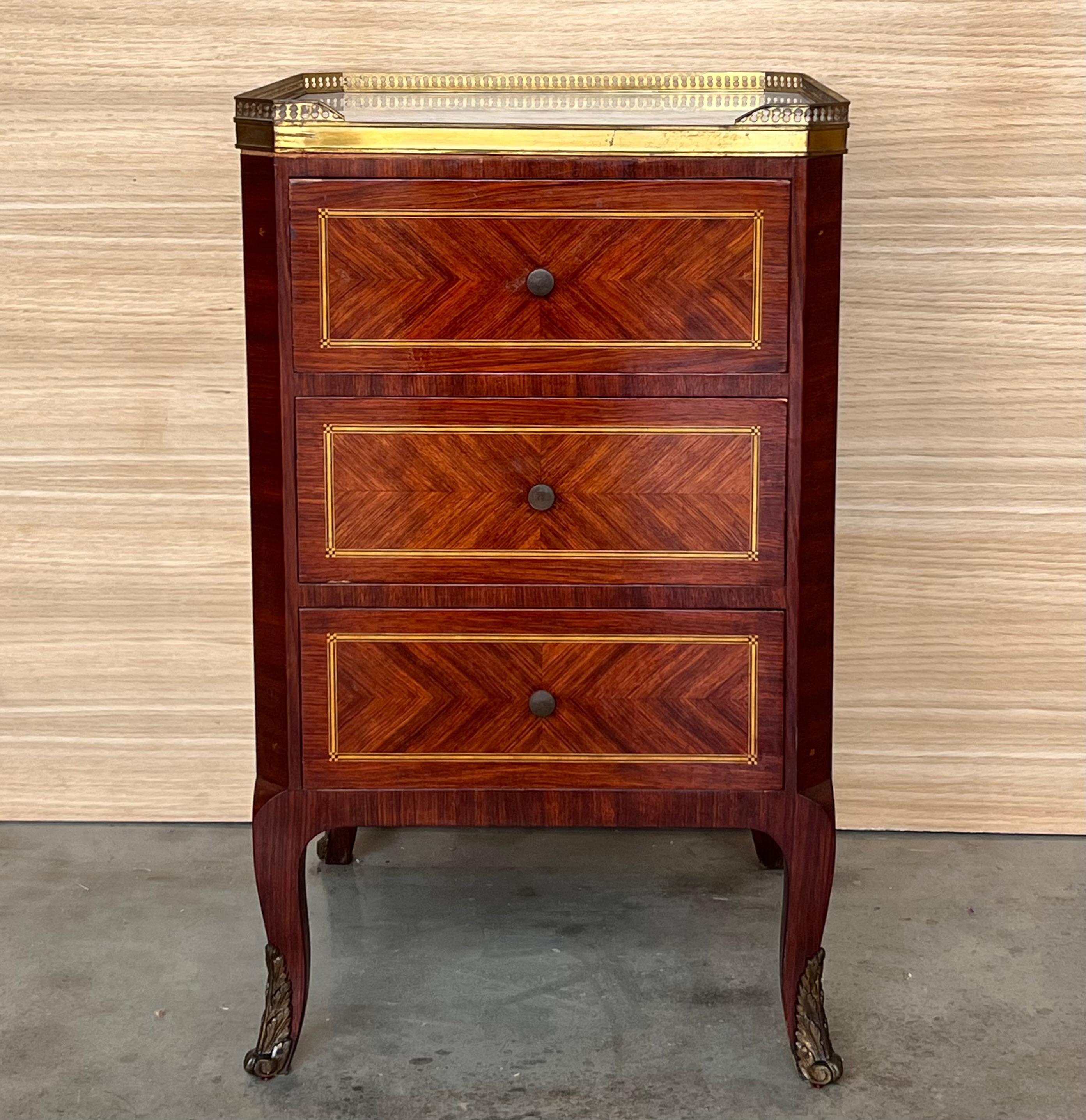 Nachttische aus Bouillotte im Louis-XVI-Stil des 19. Jahrhunderts mit Intarsien und Bronze (Louis XVI.) im Angebot