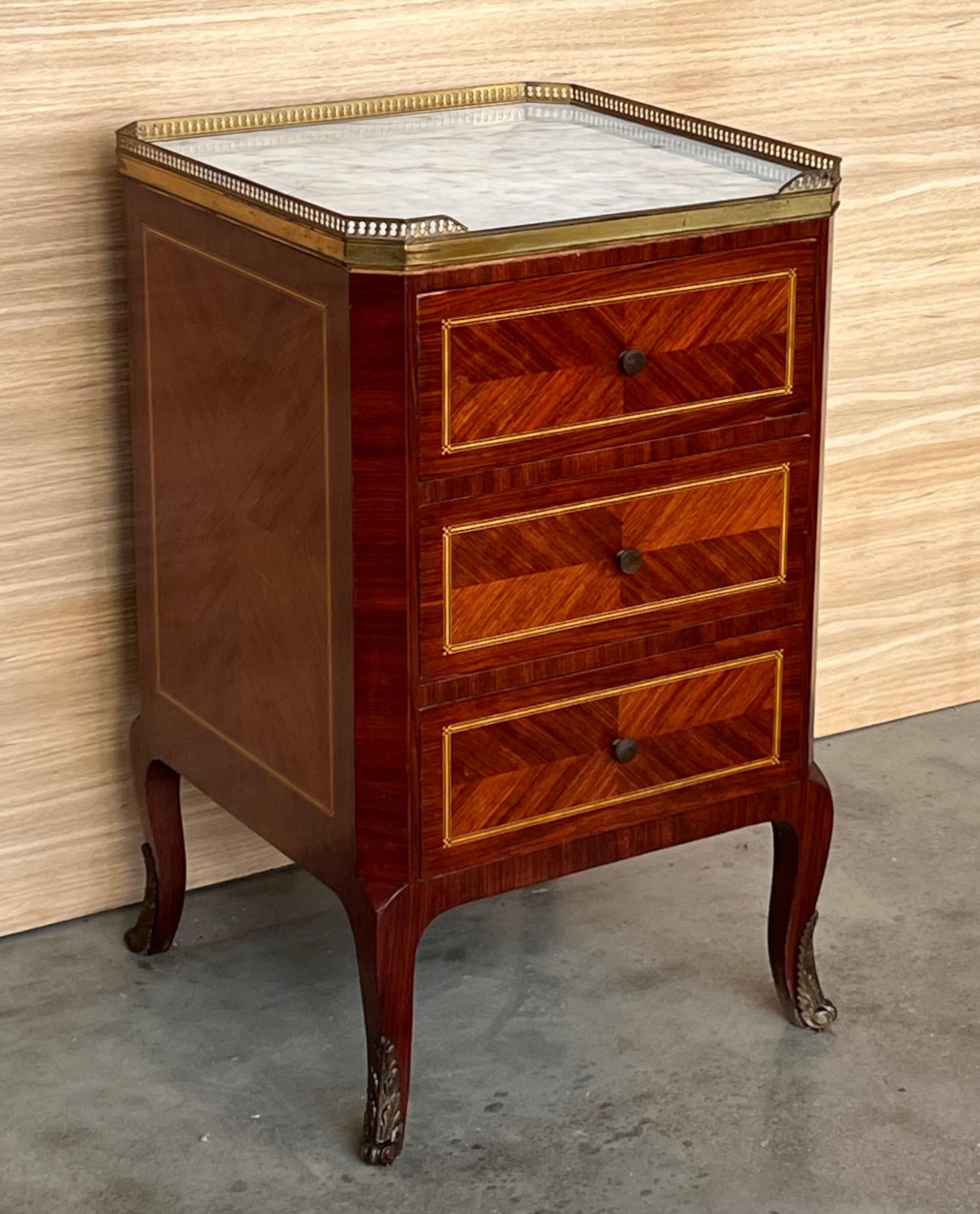 Nachttische aus Bouillotte im Louis-XVI-Stil des 19. Jahrhunderts mit Intarsien und Bronze (Französisch) im Angebot