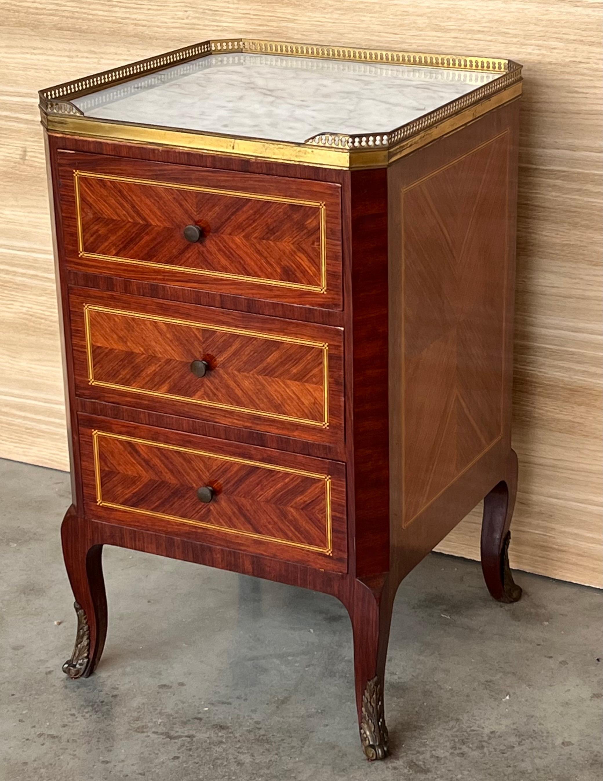 Nachttische aus Bouillotte im Louis-XVI-Stil des 19. Jahrhunderts mit Intarsien und Bronze im Zustand „Gut“ im Angebot in Miami, FL