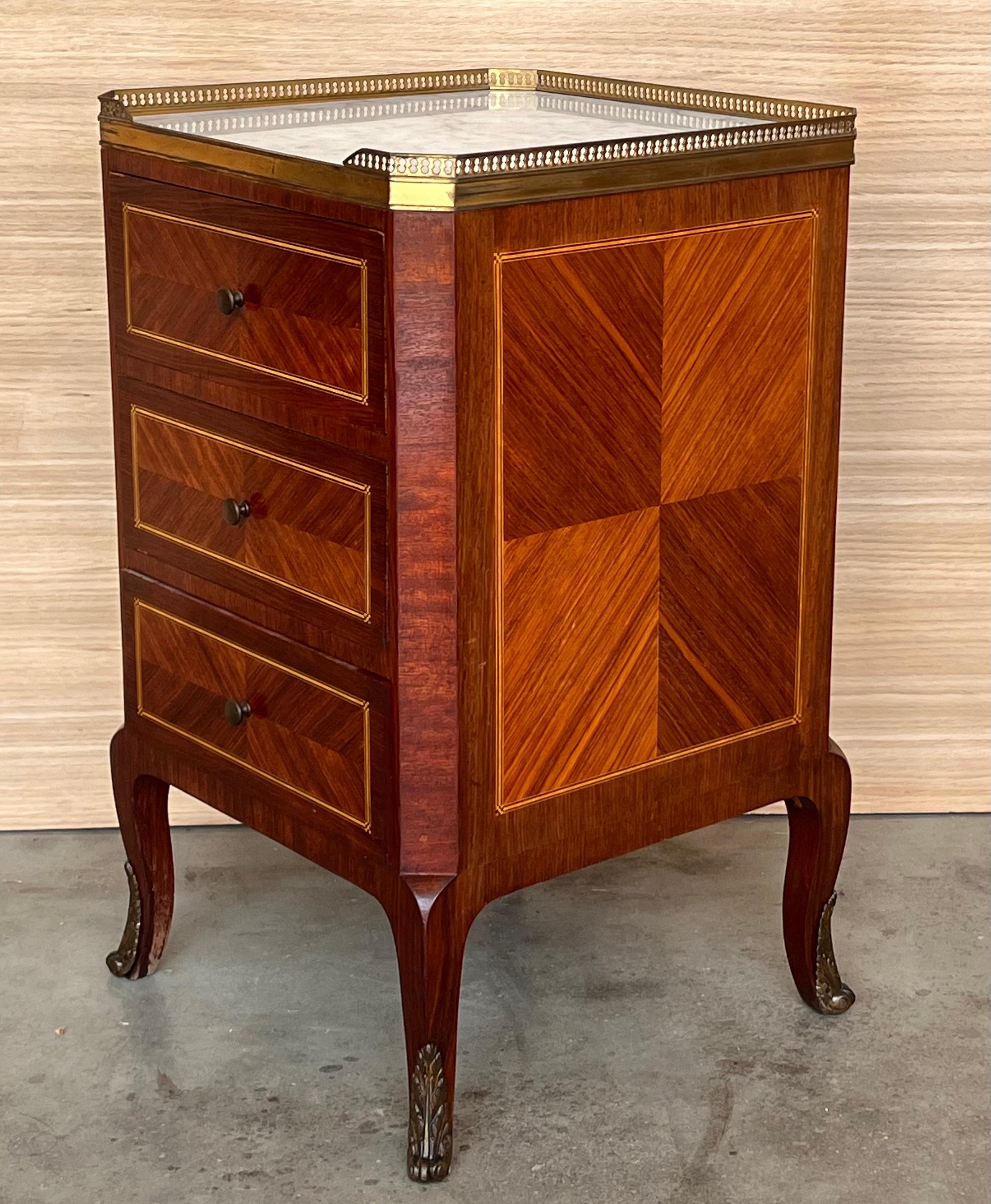Nachttische aus Bouillotte im Louis-XVI-Stil des 19. Jahrhunderts mit Intarsien und Bronze im Angebot 1