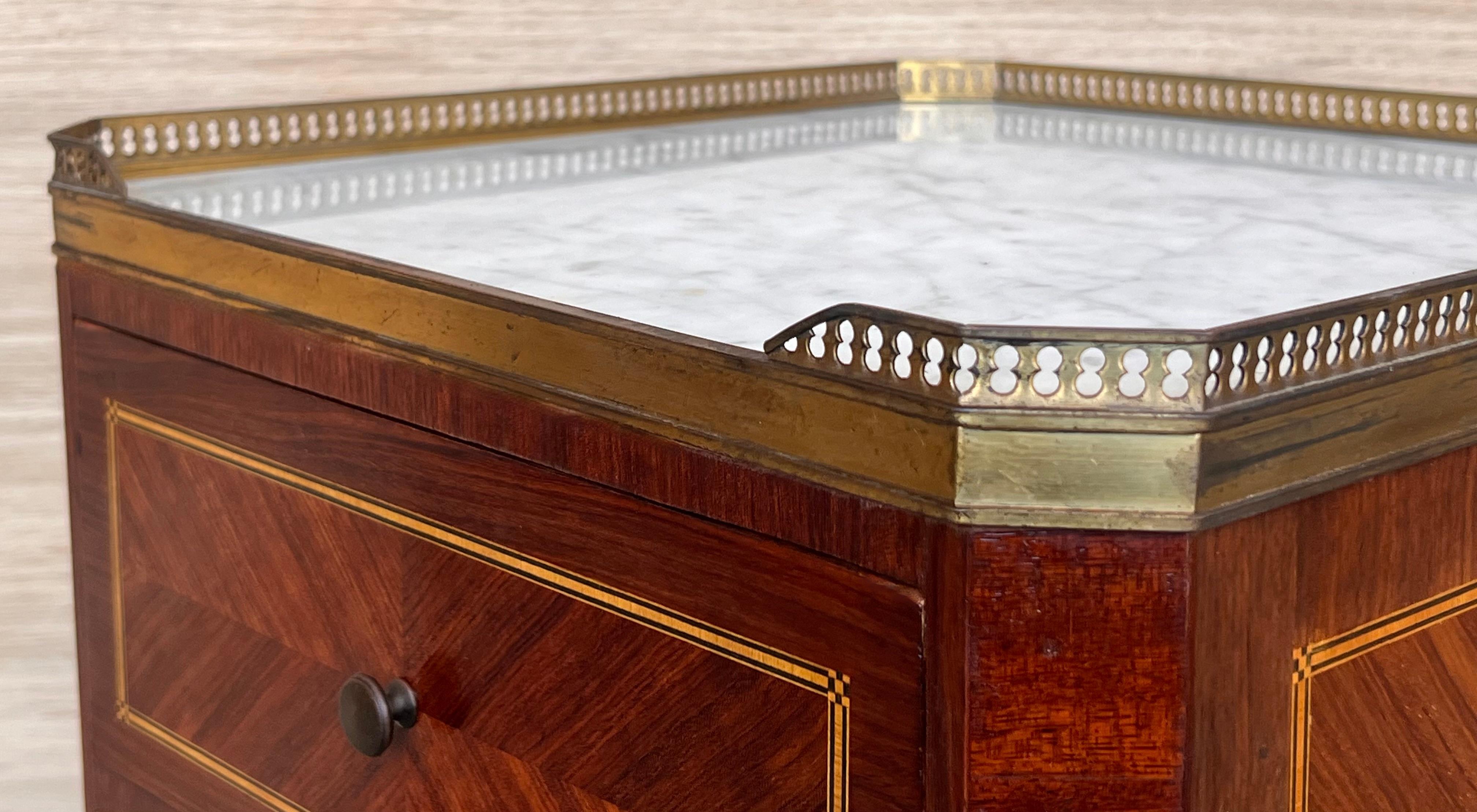 Nachttische aus Bouillotte im Louis-XVI-Stil des 19. Jahrhunderts mit Intarsien und Bronze im Angebot 4