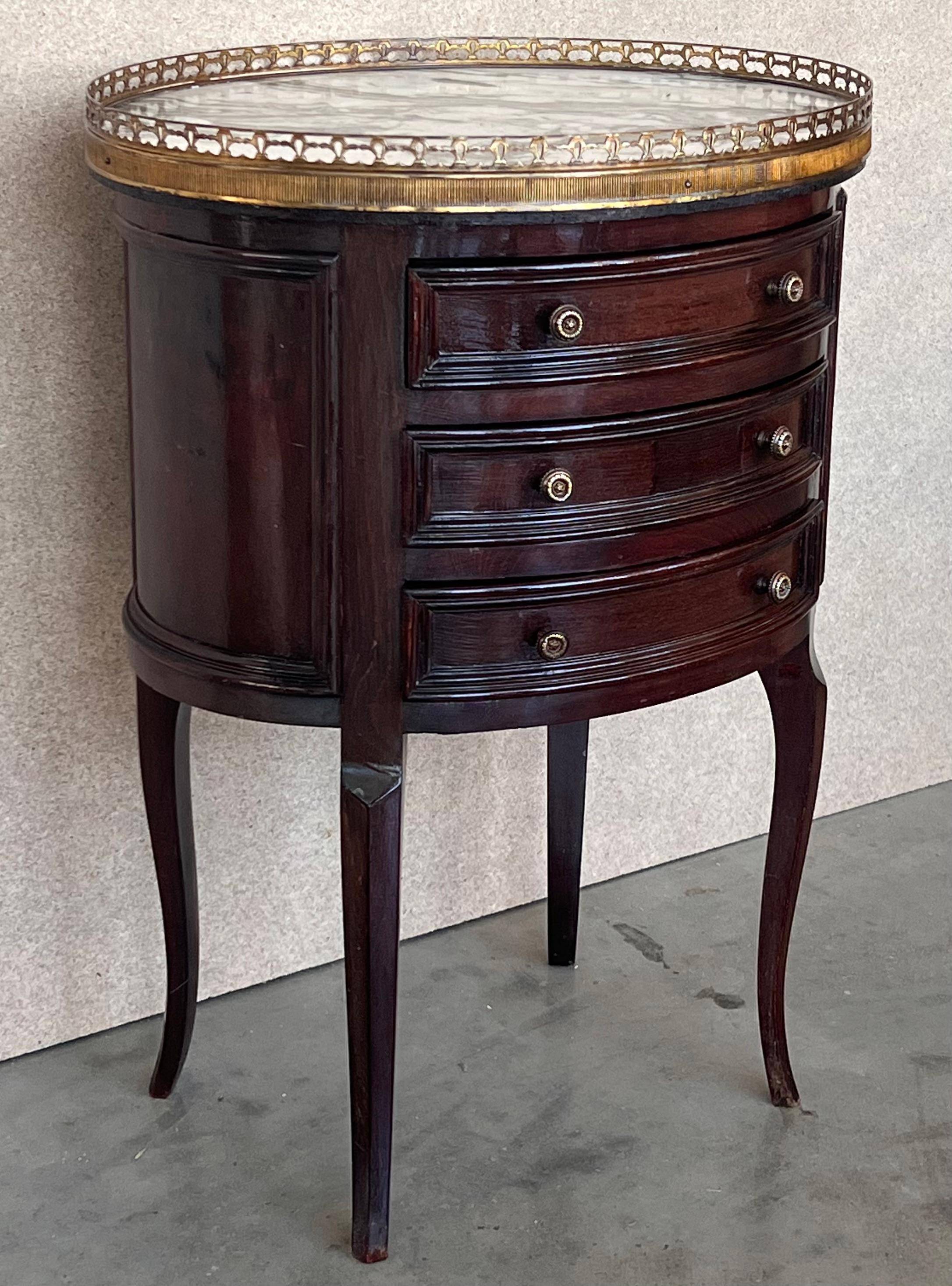 Ovaler Bouillotte-Tisch aus Bronze und Mahagoni im Louis-XVI-Stil des 19. Jahrhunderts (Louis XVI.) im Angebot