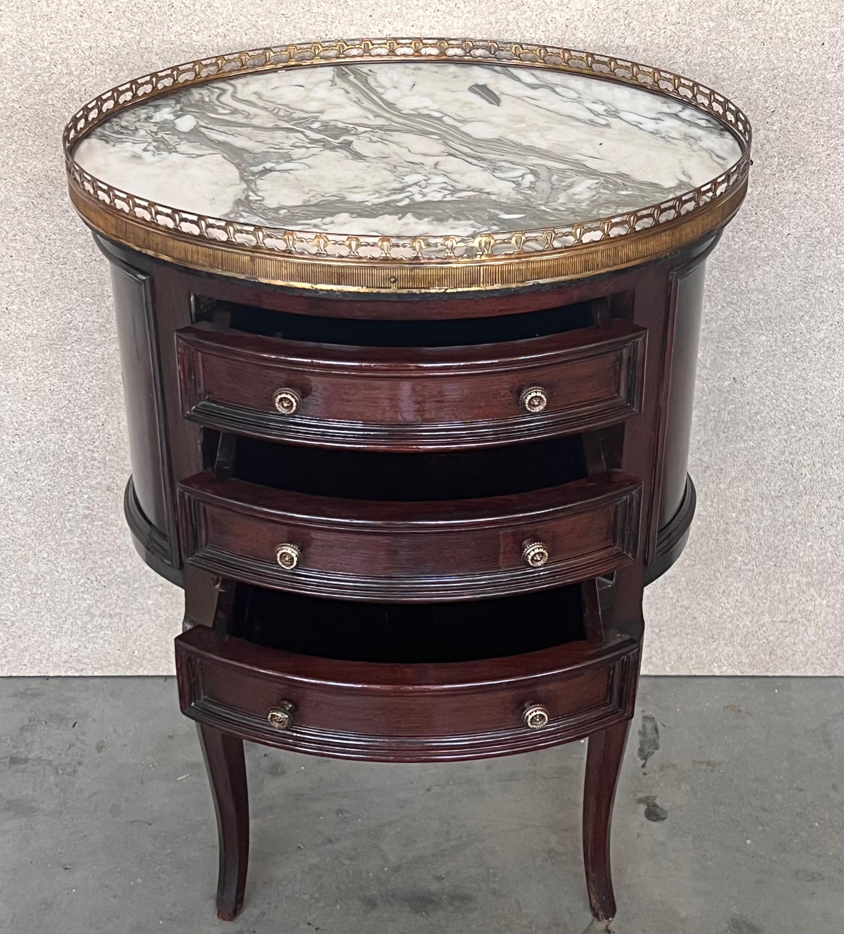 Ovaler Bouillotte-Tisch aus Bronze und Mahagoni im Louis-XVI-Stil des 19. Jahrhunderts im Angebot 1