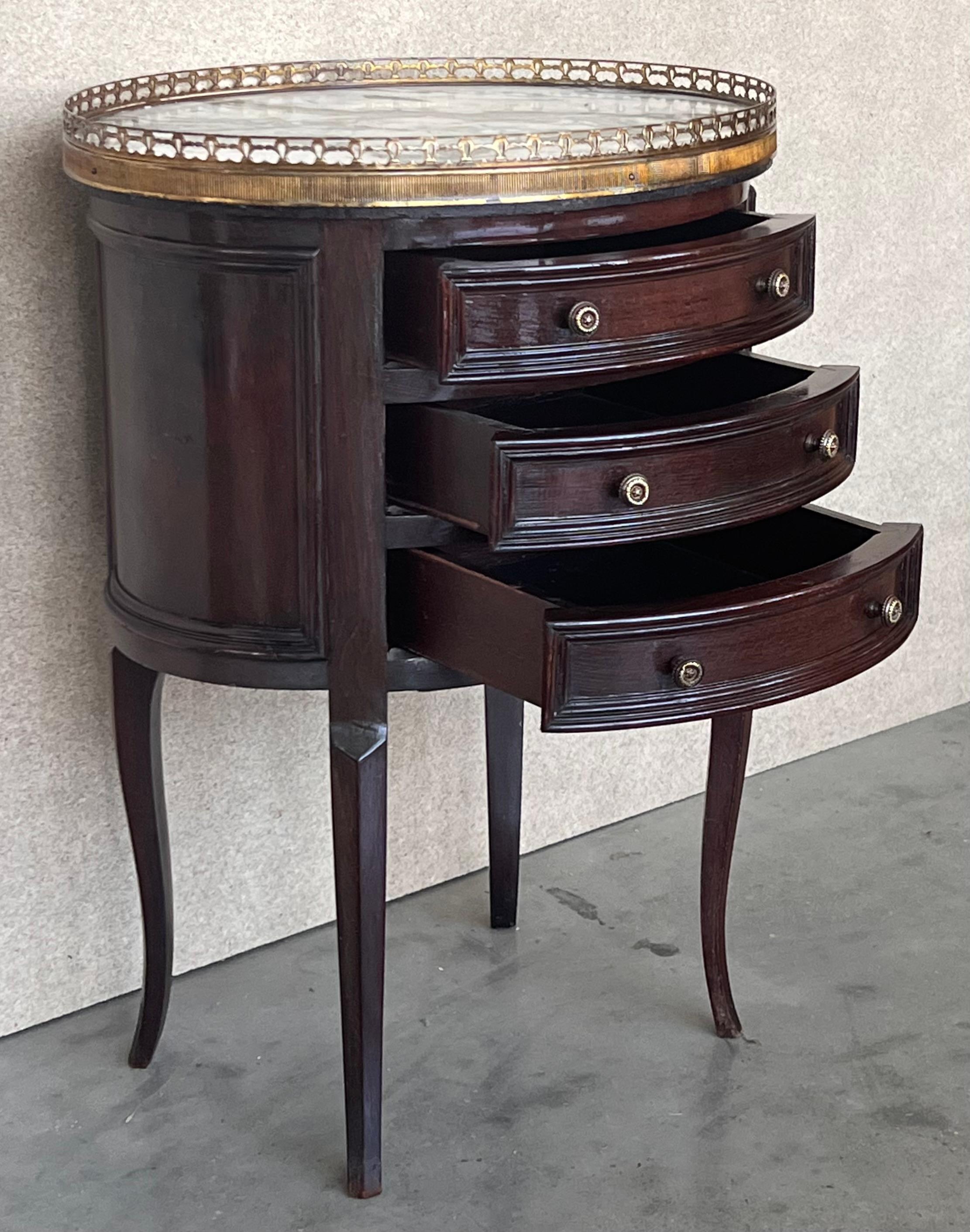 Ovaler Bouillotte-Tisch aus Bronze und Mahagoni im Louis-XVI-Stil des 19. Jahrhunderts im Angebot 2