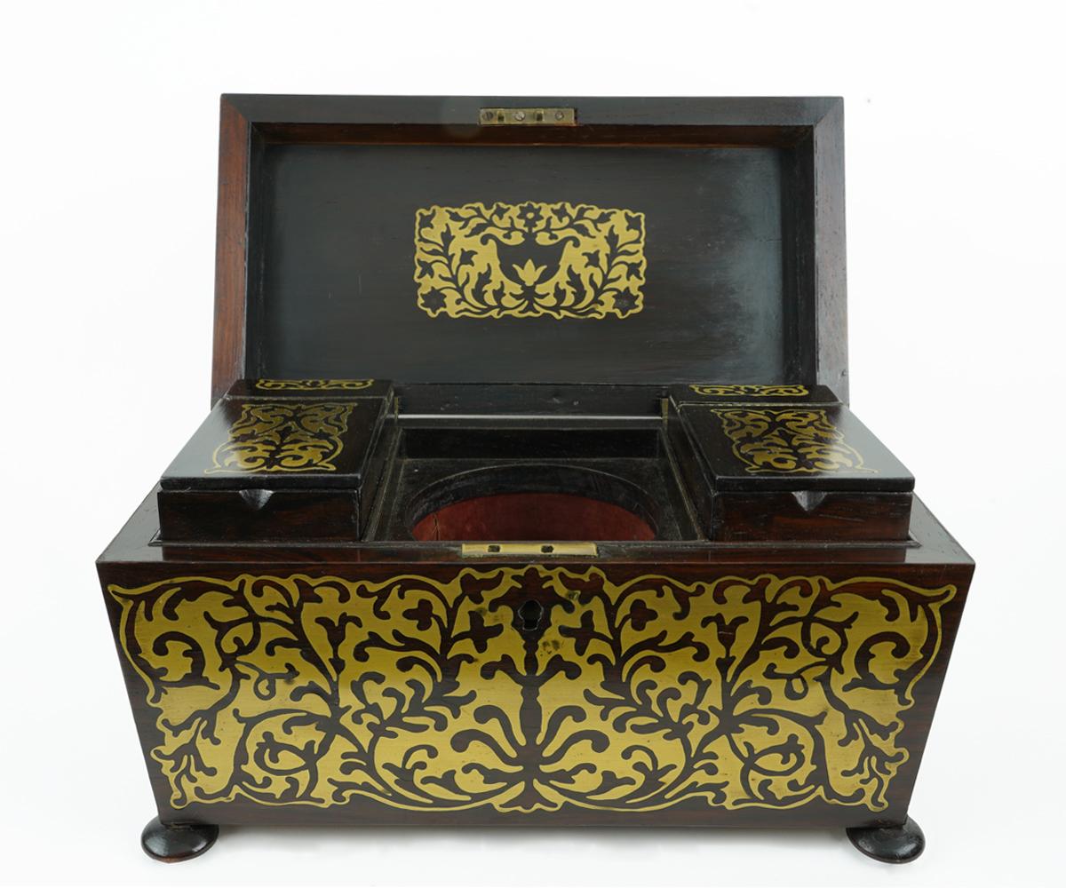 Antique 19th century Regency rosewood and brass inlaid sarcophagus shaped double tea caddy box that has two removable caddies and one mixer. The Boulle tea caddy has a workable lock and key.
